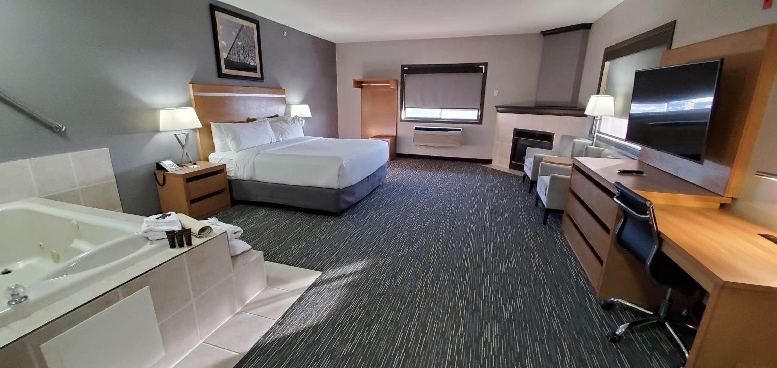 Deluxe King Suite - Non-Smoking - Photo 4