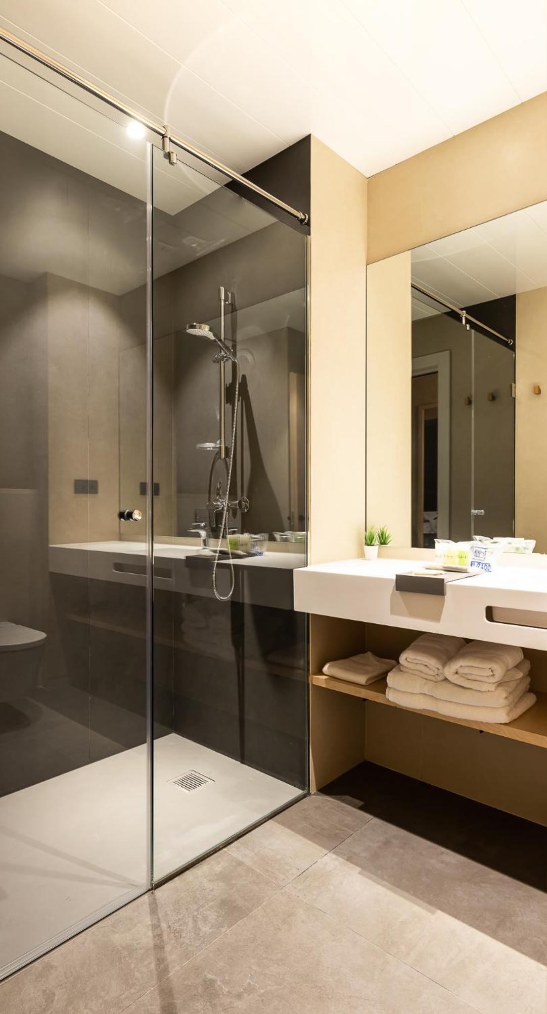 Standard Double or Twin Room thumbnail 6