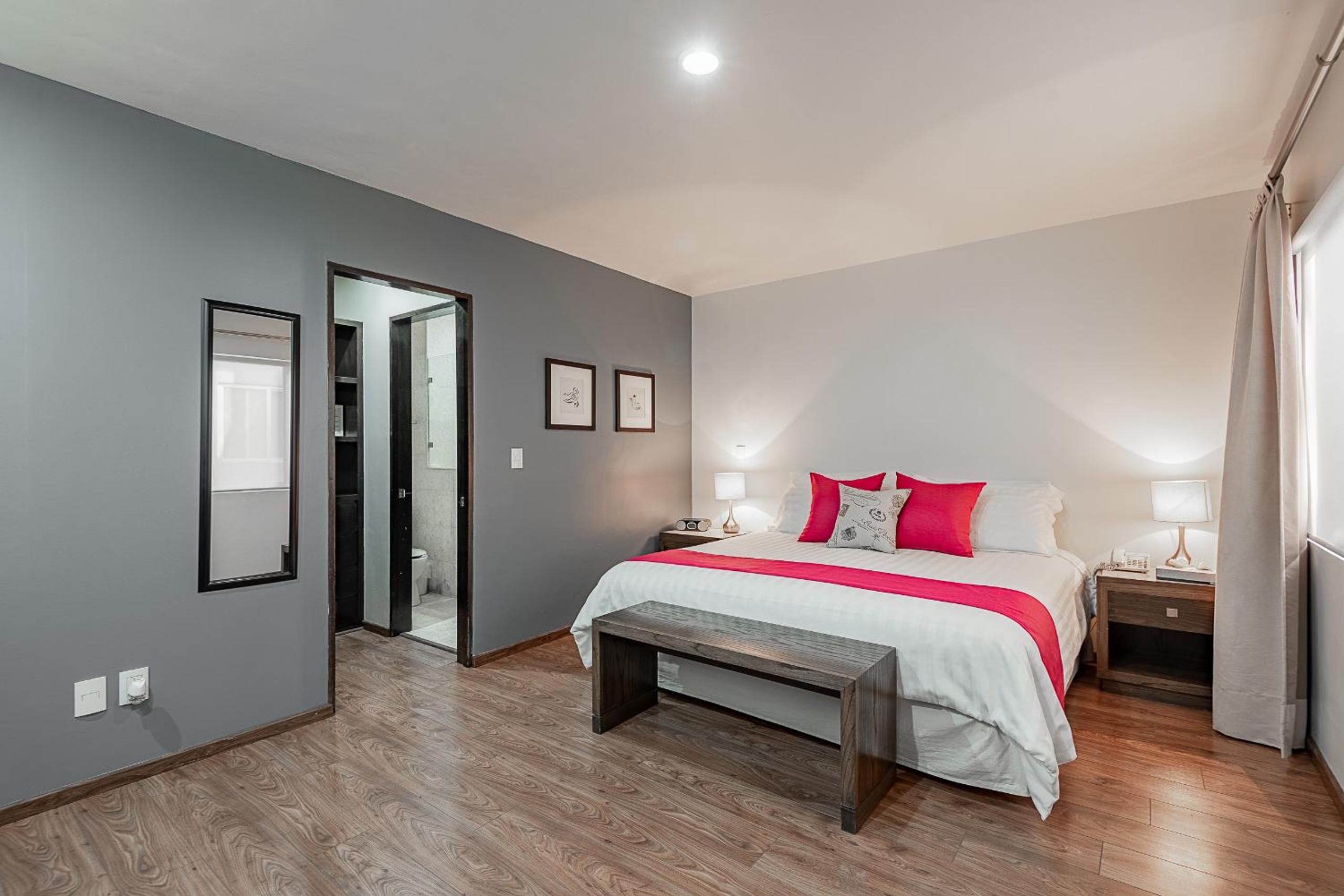 Standard King Room - Photo 13