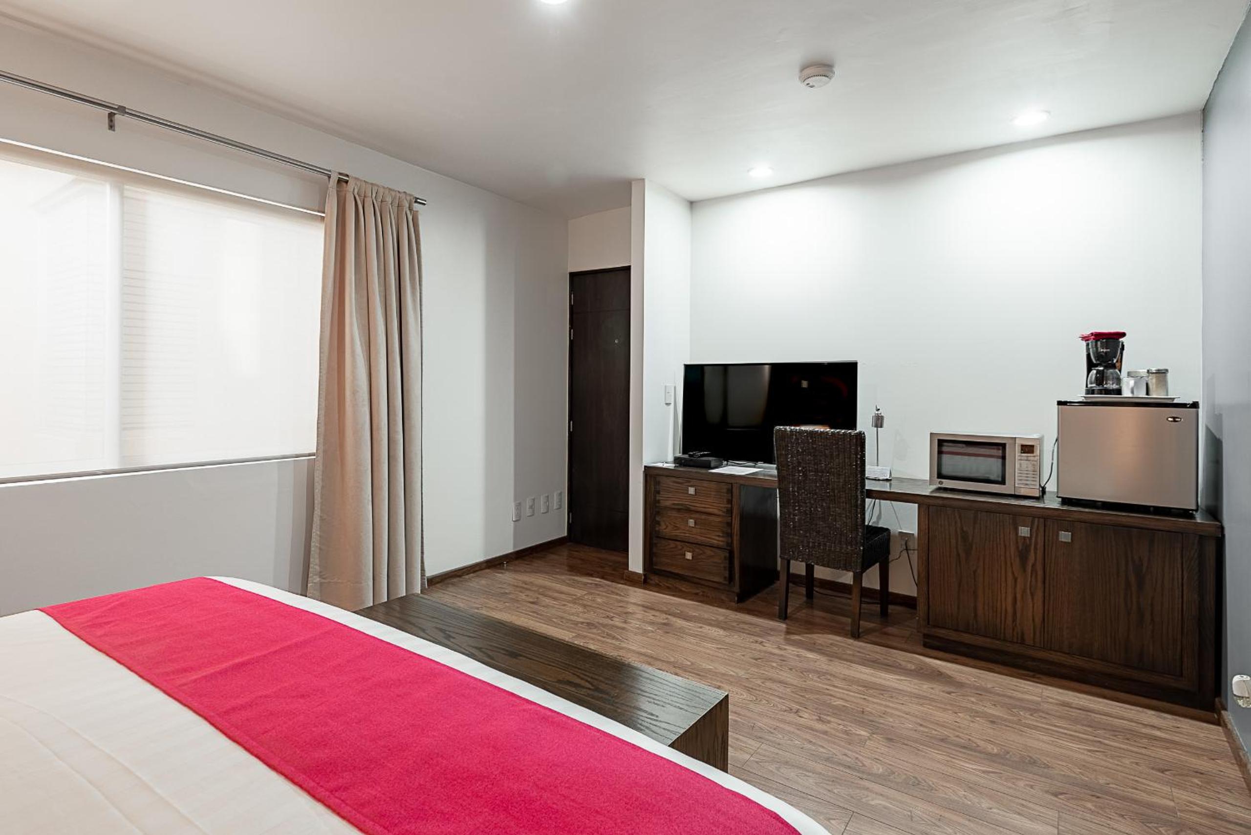 Standard King Room - Photo 11