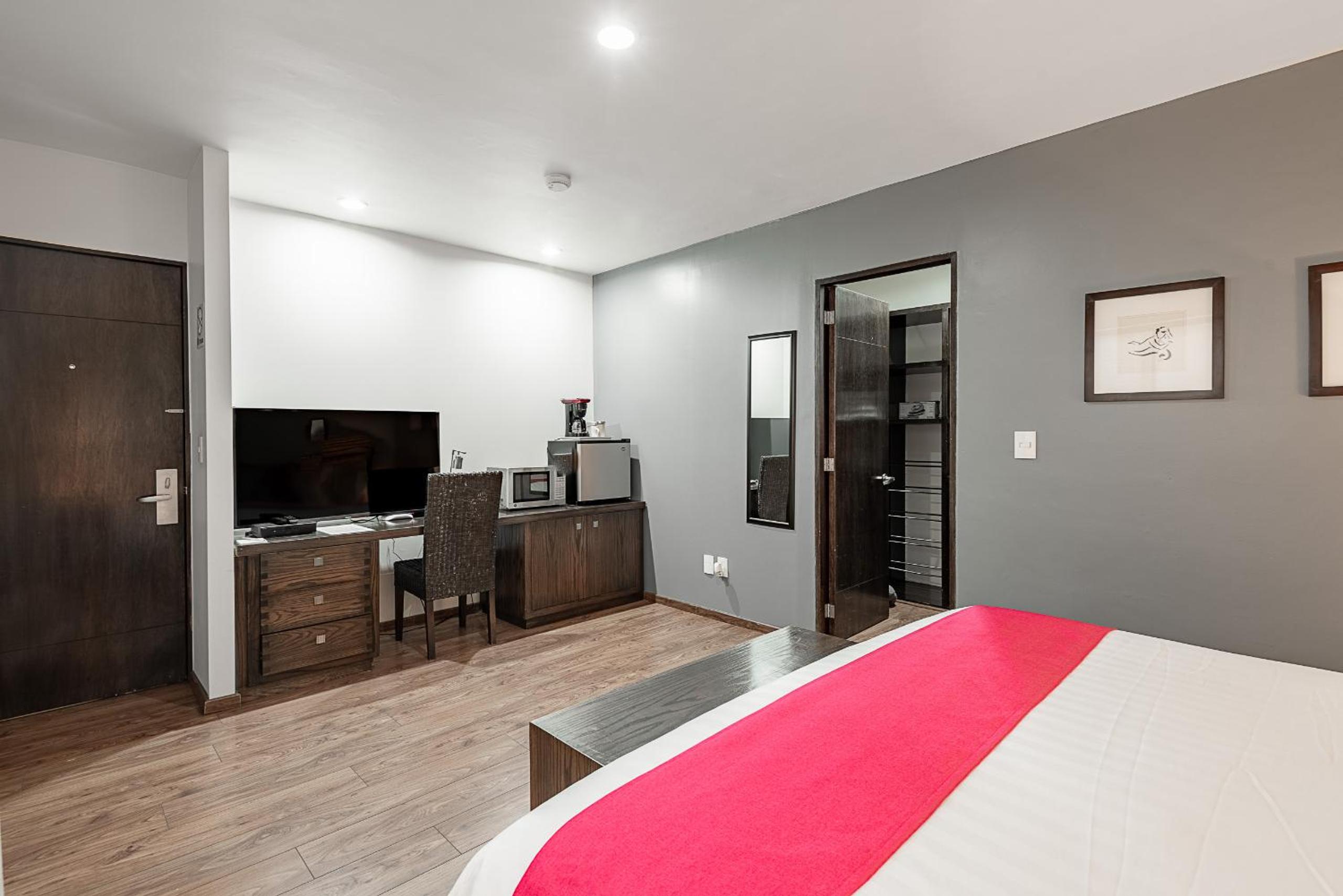Standard King Room - Photo 14