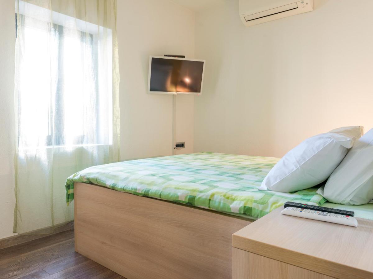 One Bedroom Apartment with Balcony photo 3