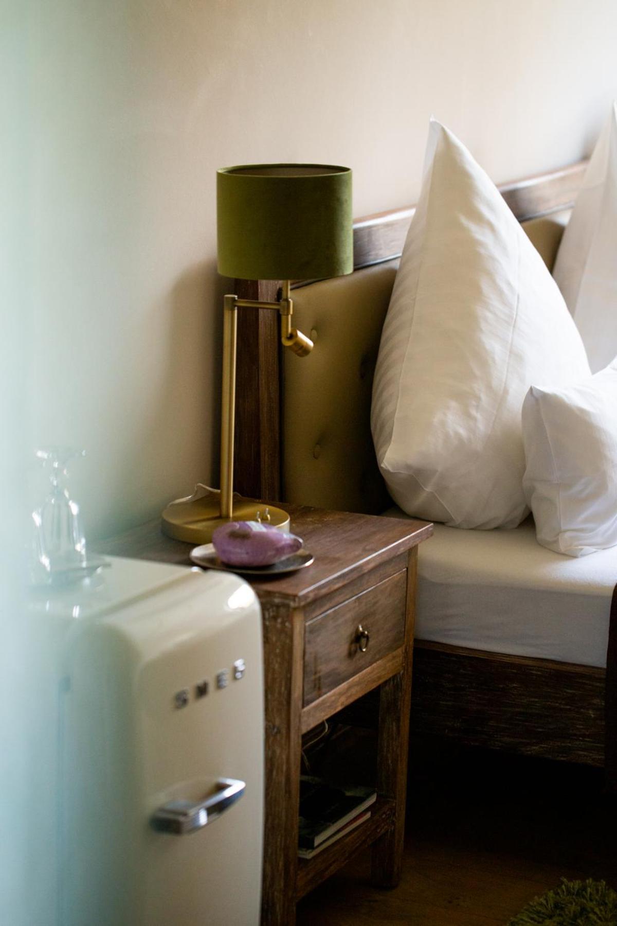 Deluxe Double Room with Shower - Photo 7