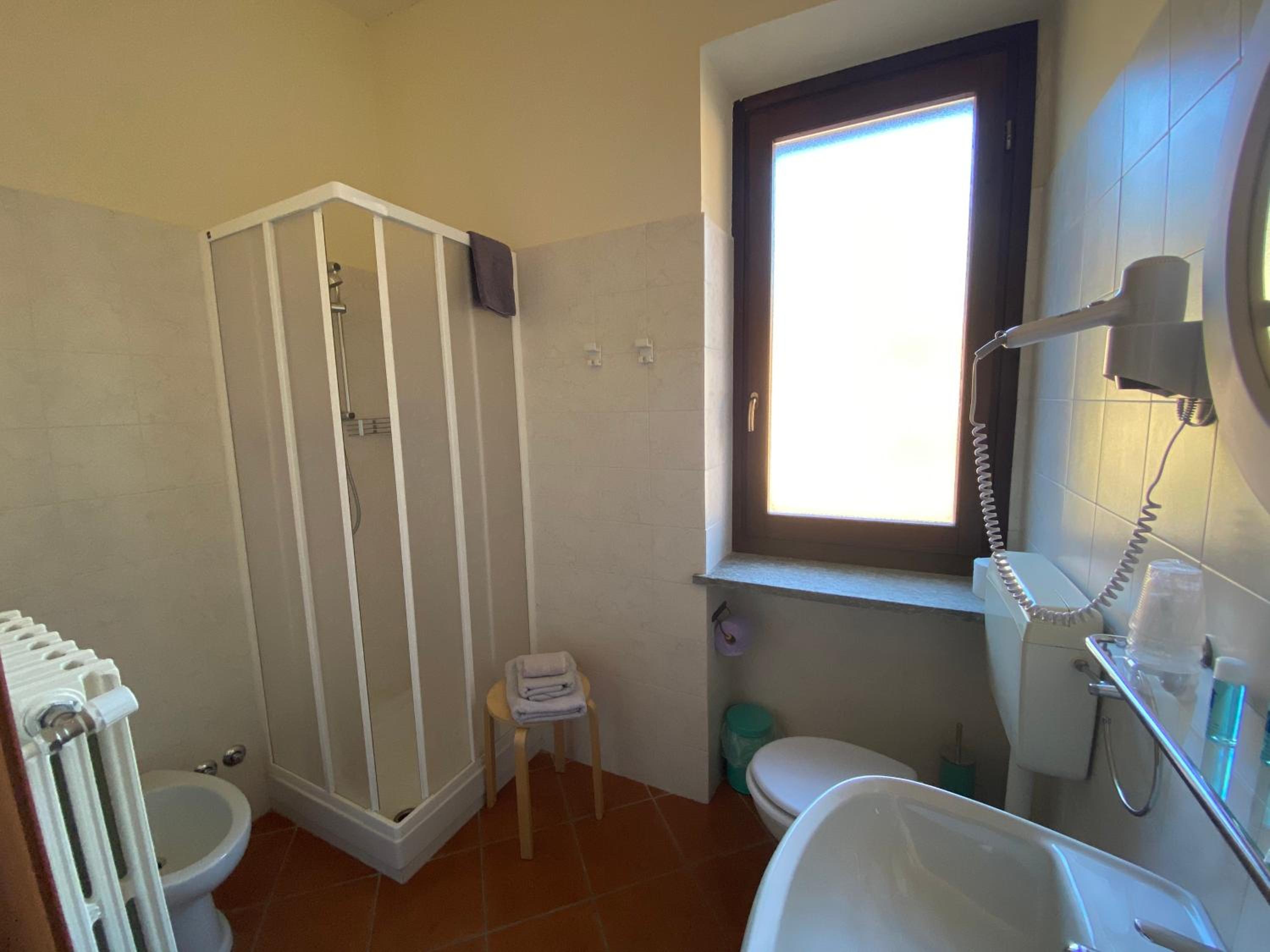 Double or Twin Room with Bathroom - Photo 4
