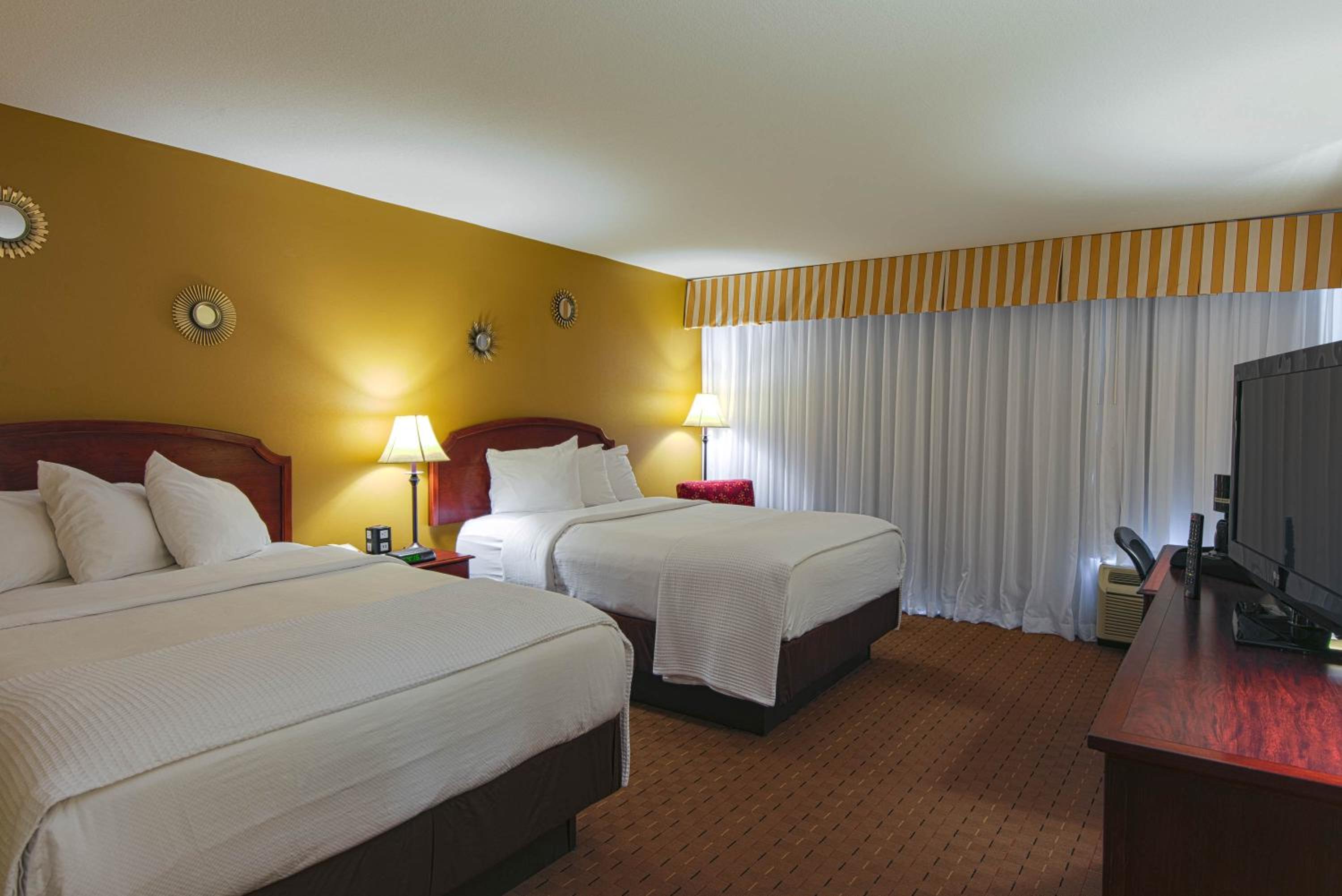 Queen Room with Two Queen Beds - Non-Smoking - Photo 1