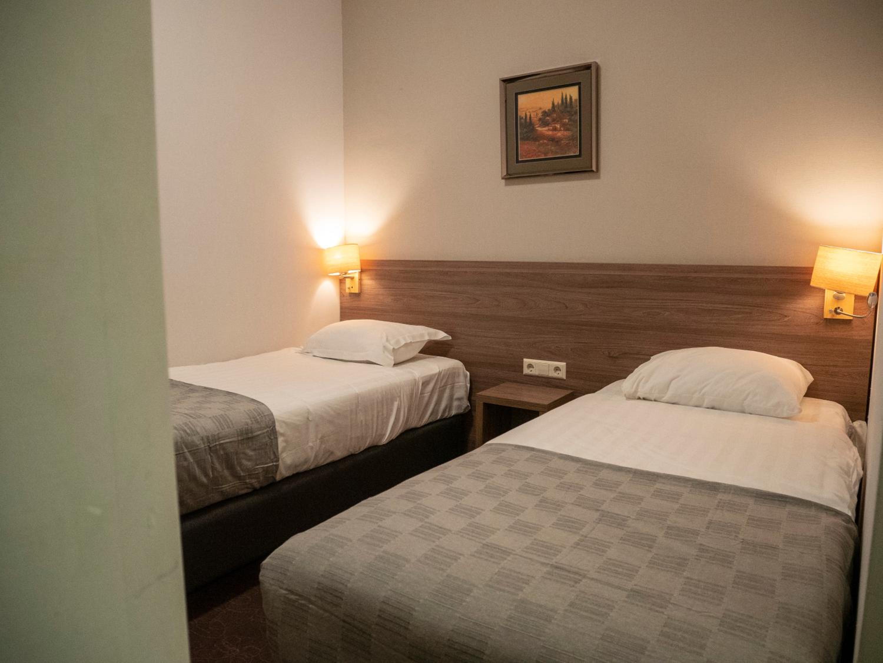 Standard Twin Room - no window - Photo 3