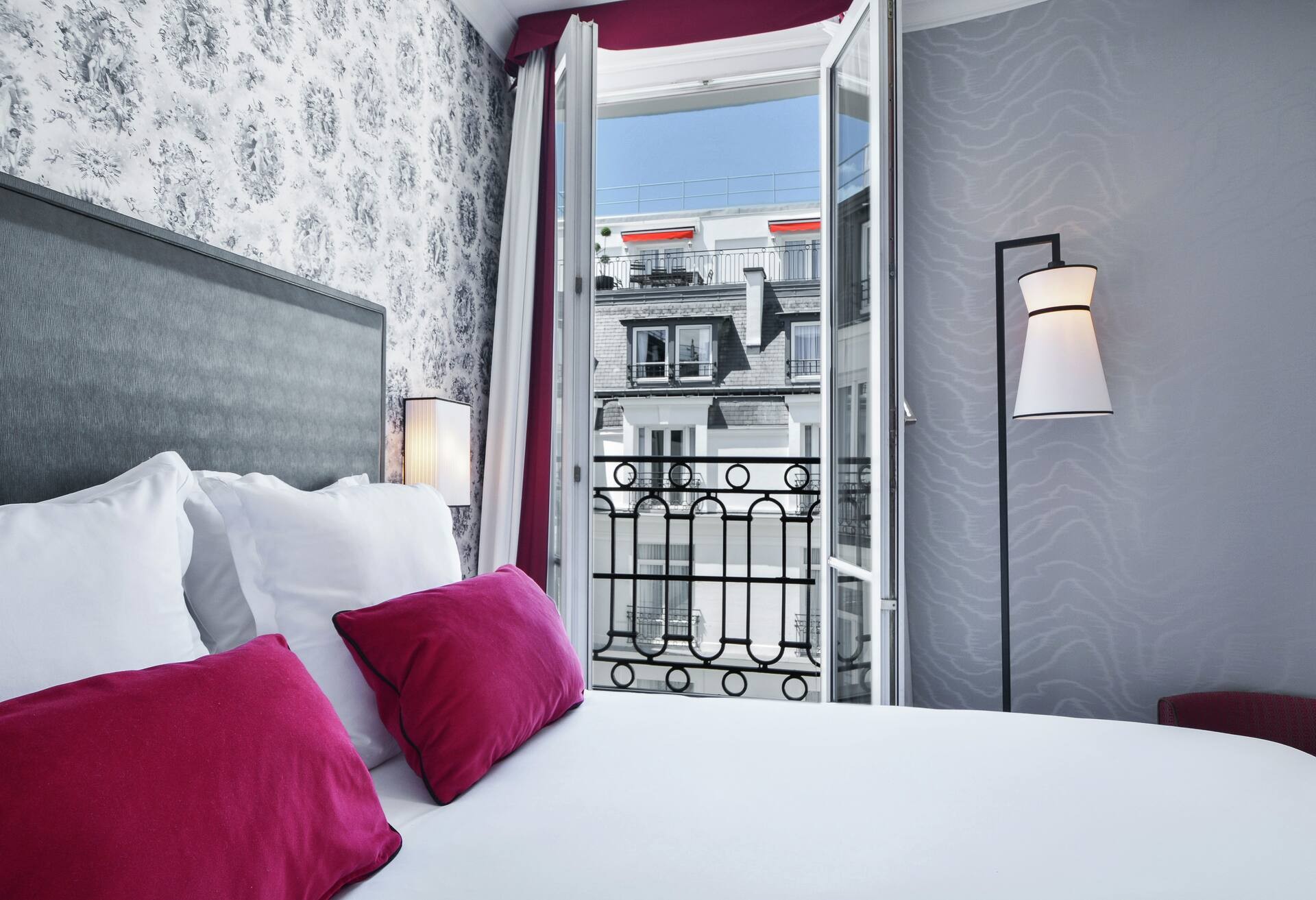 Queen Room thumbnail 6