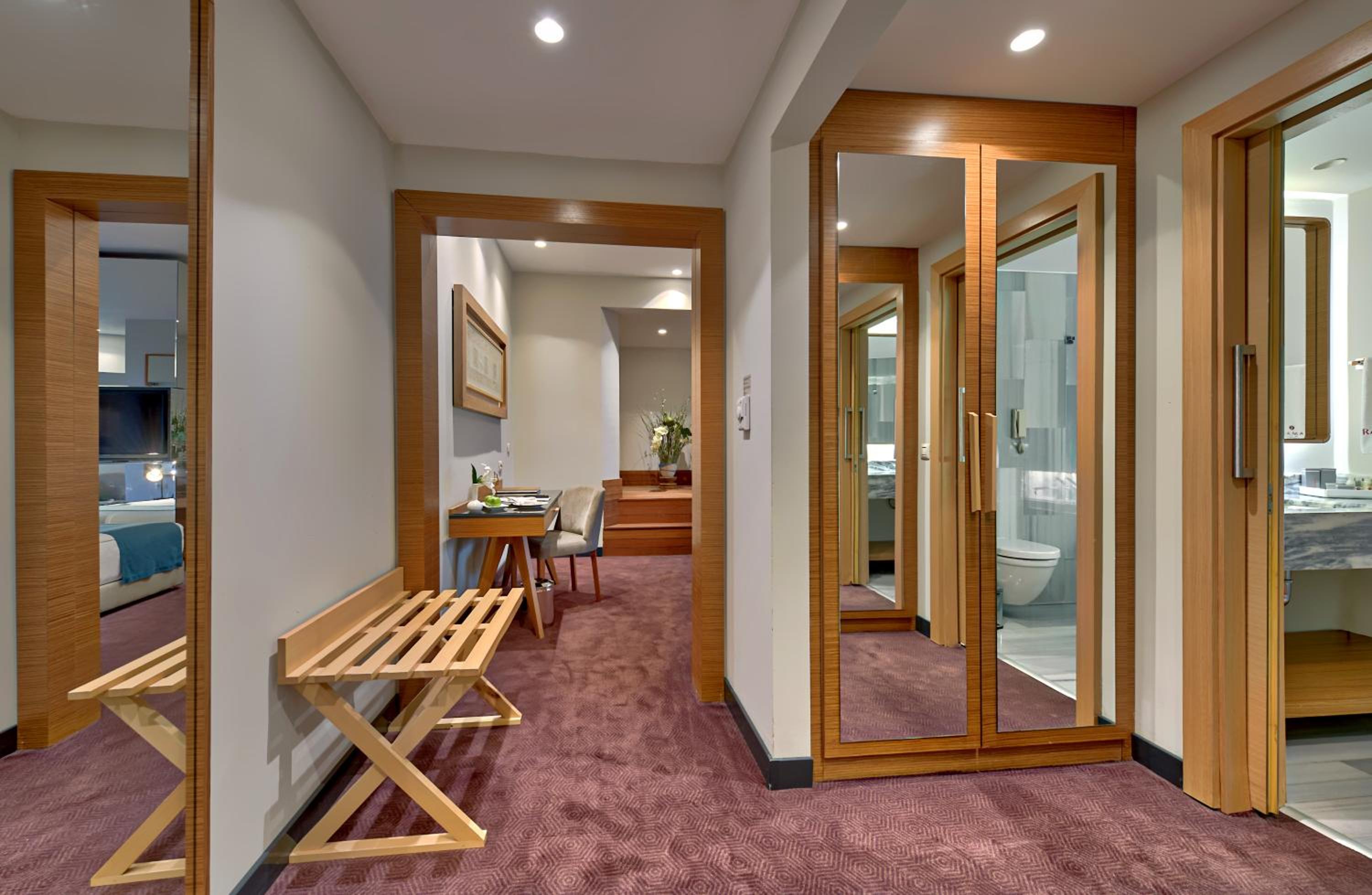 Honeymoon Corner Suite with Sea View - Photo 4