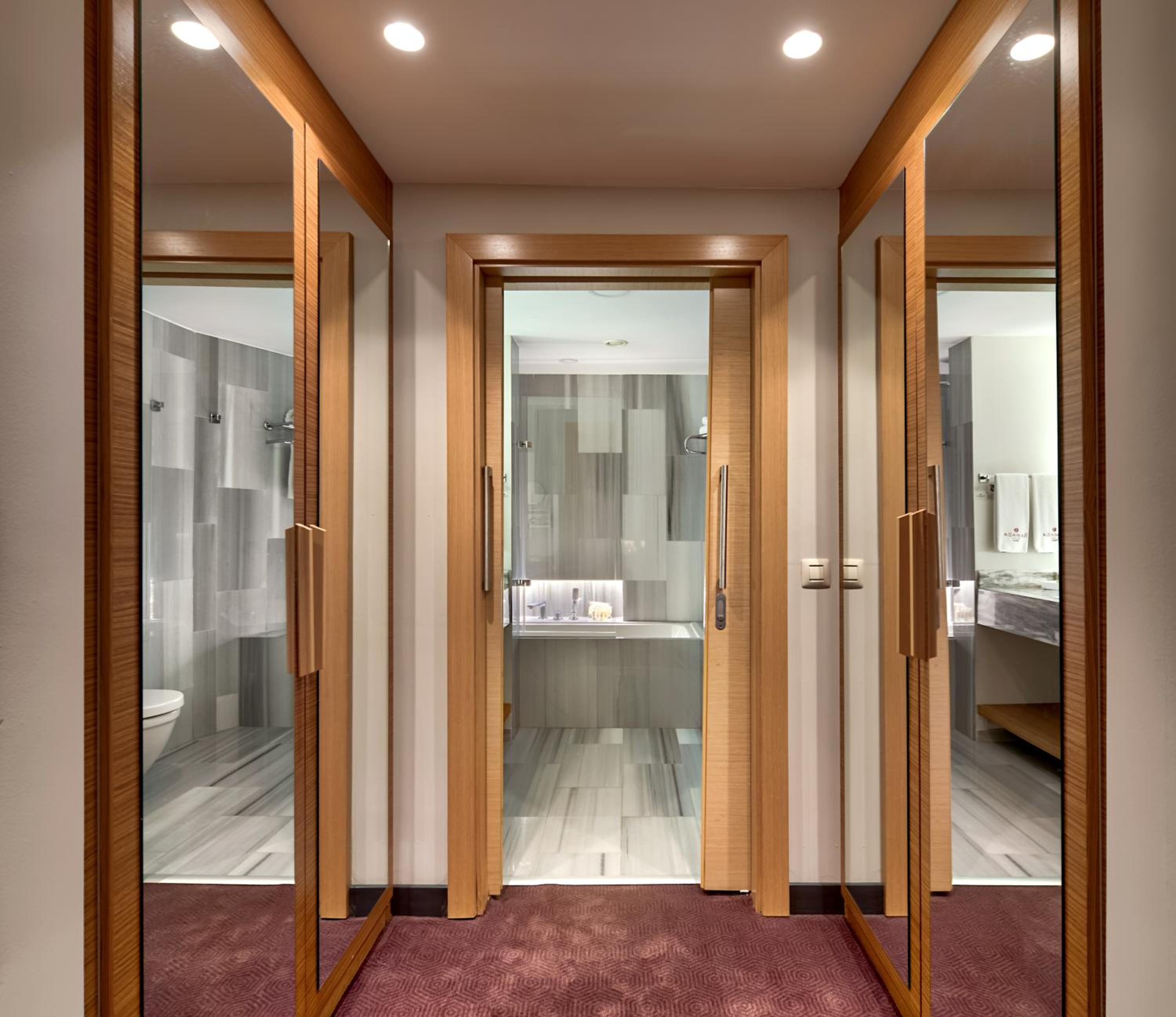 Honeymoon Corner Suite with Sea View - Photo 5