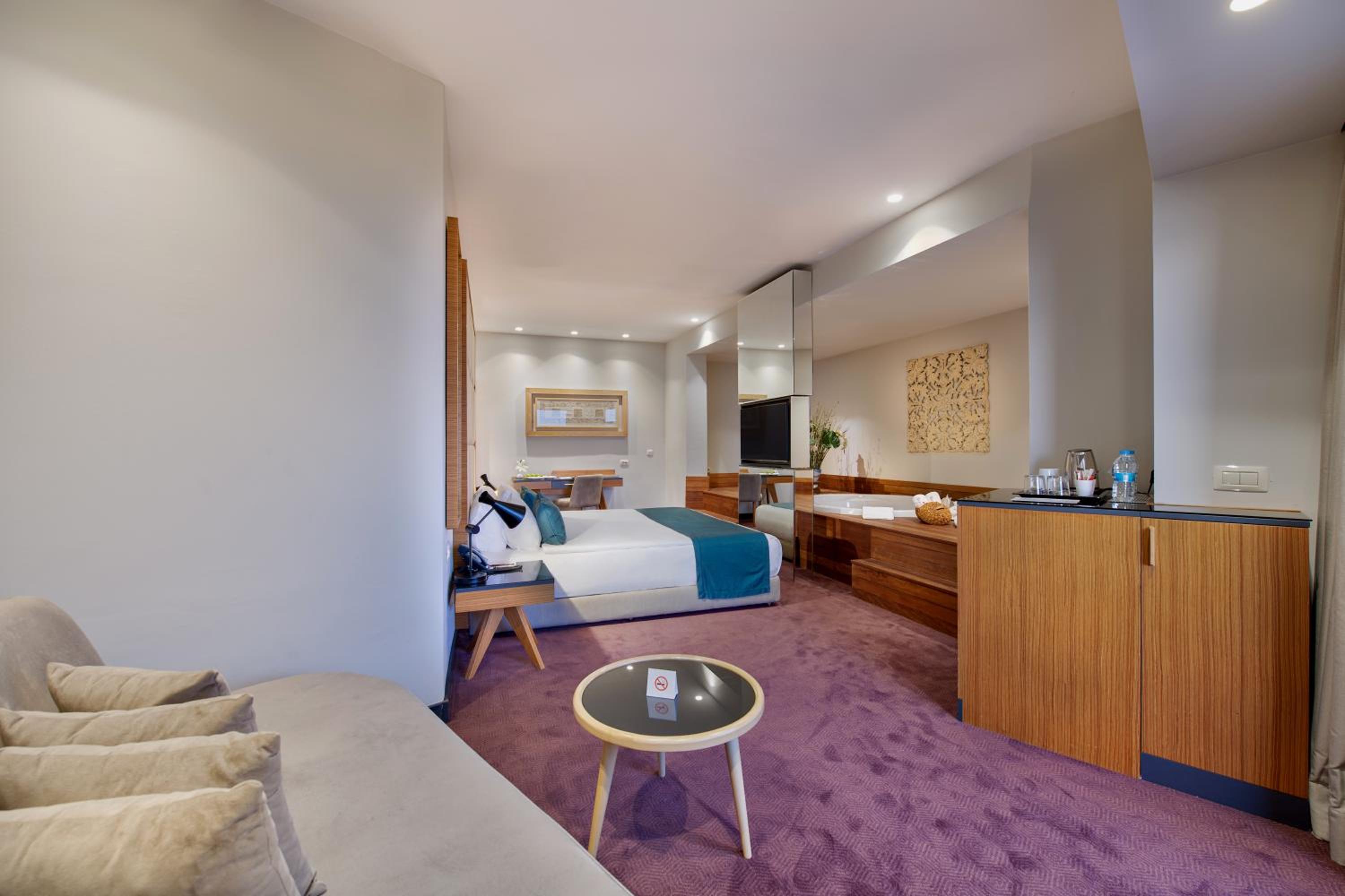 Honeymoon Corner Suite with Sea View - Photo 3
