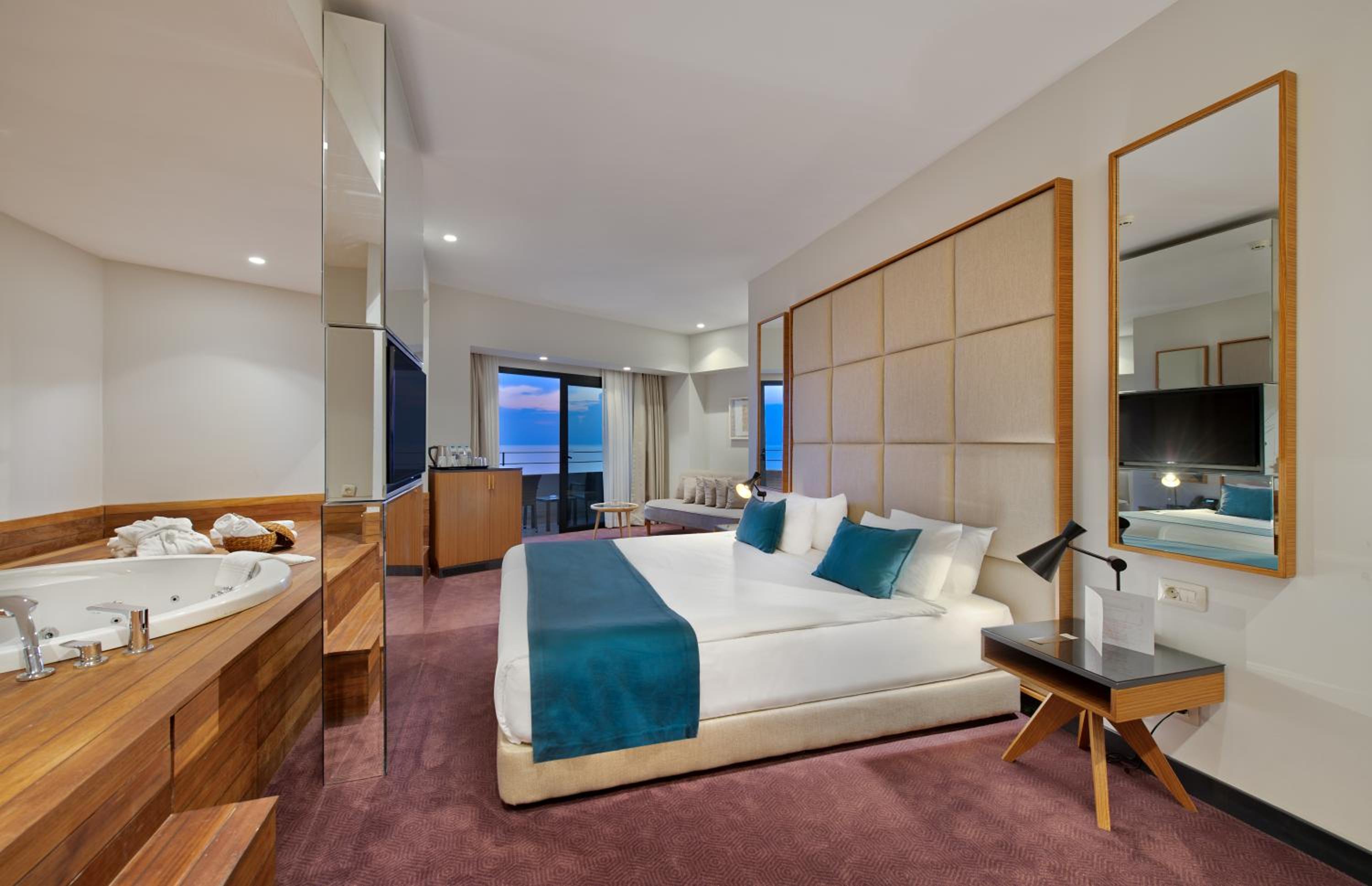 Honeymoon Corner Suite with Sea View - Photo 1