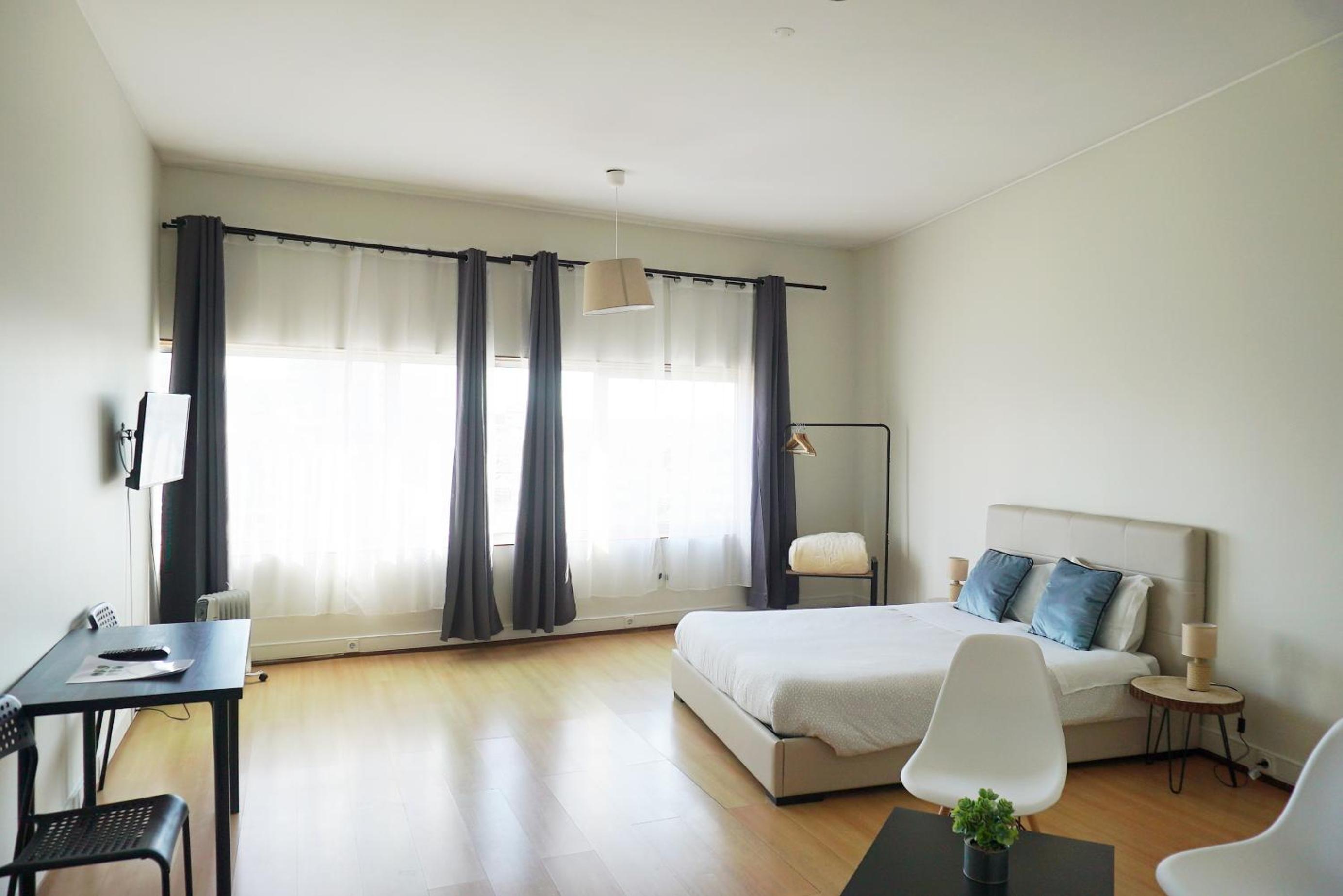 Family Room with Private Bathroom - Photo 23