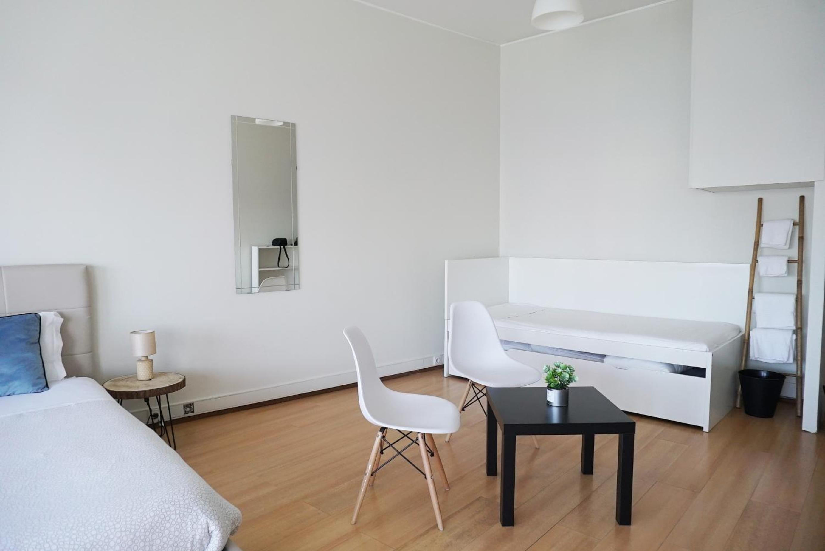 Family Room with Private Bathroom - Photo 7