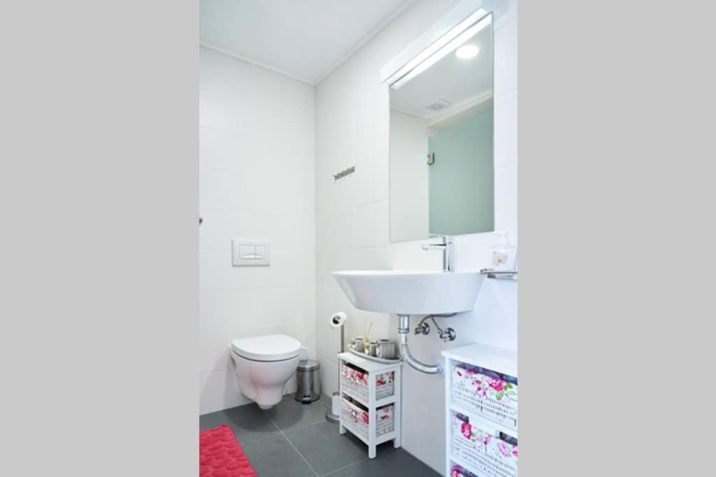 One-Bedroom House - Photo 17