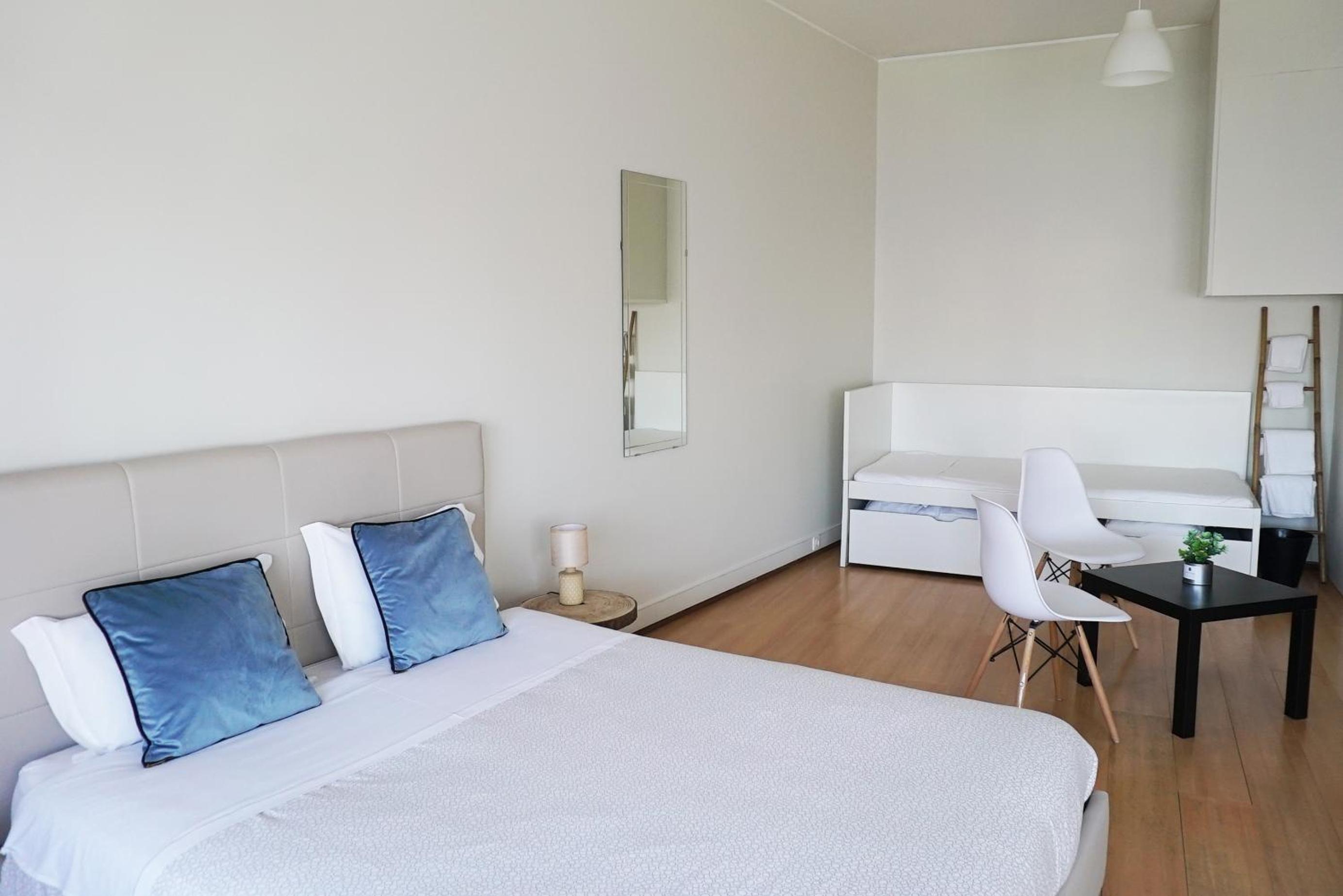 Family Room with Private Bathroom - Photo 2