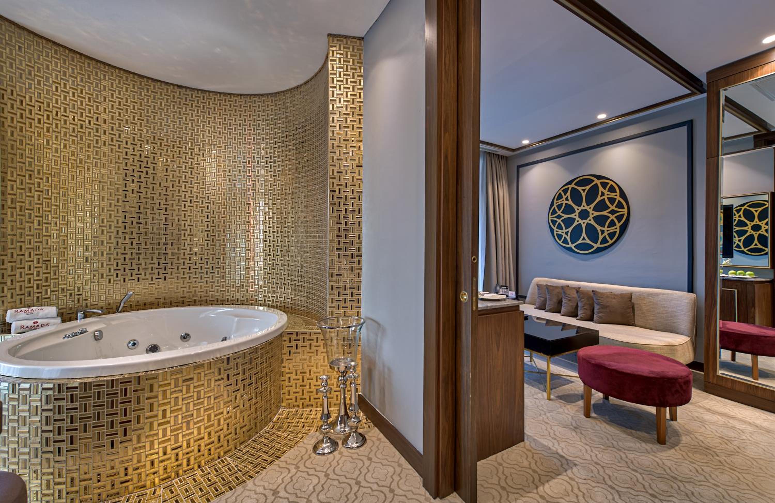 Honeymoon Gold Suite with City View - Photo 2