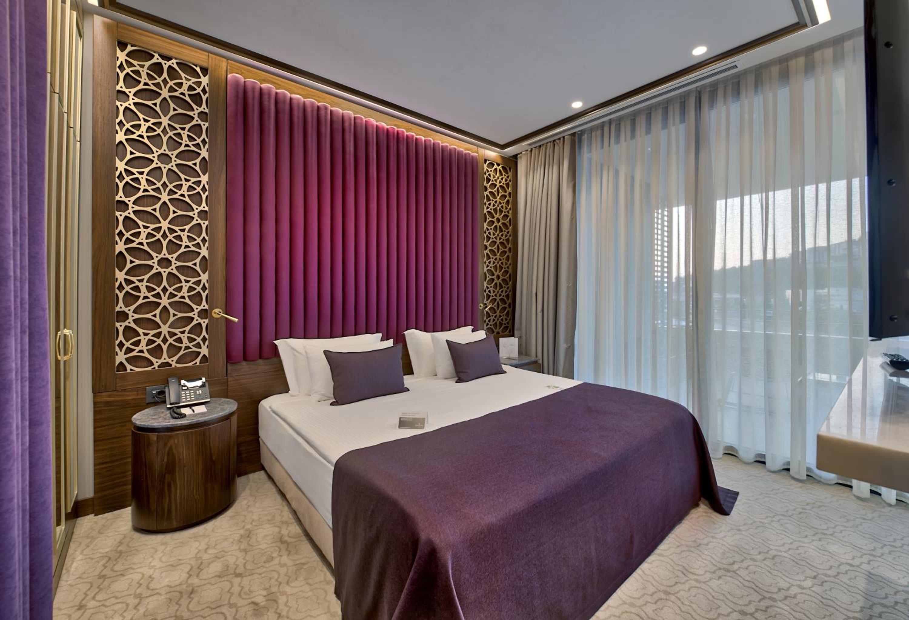 Honeymoon Gold Suite with City View - Photo 1