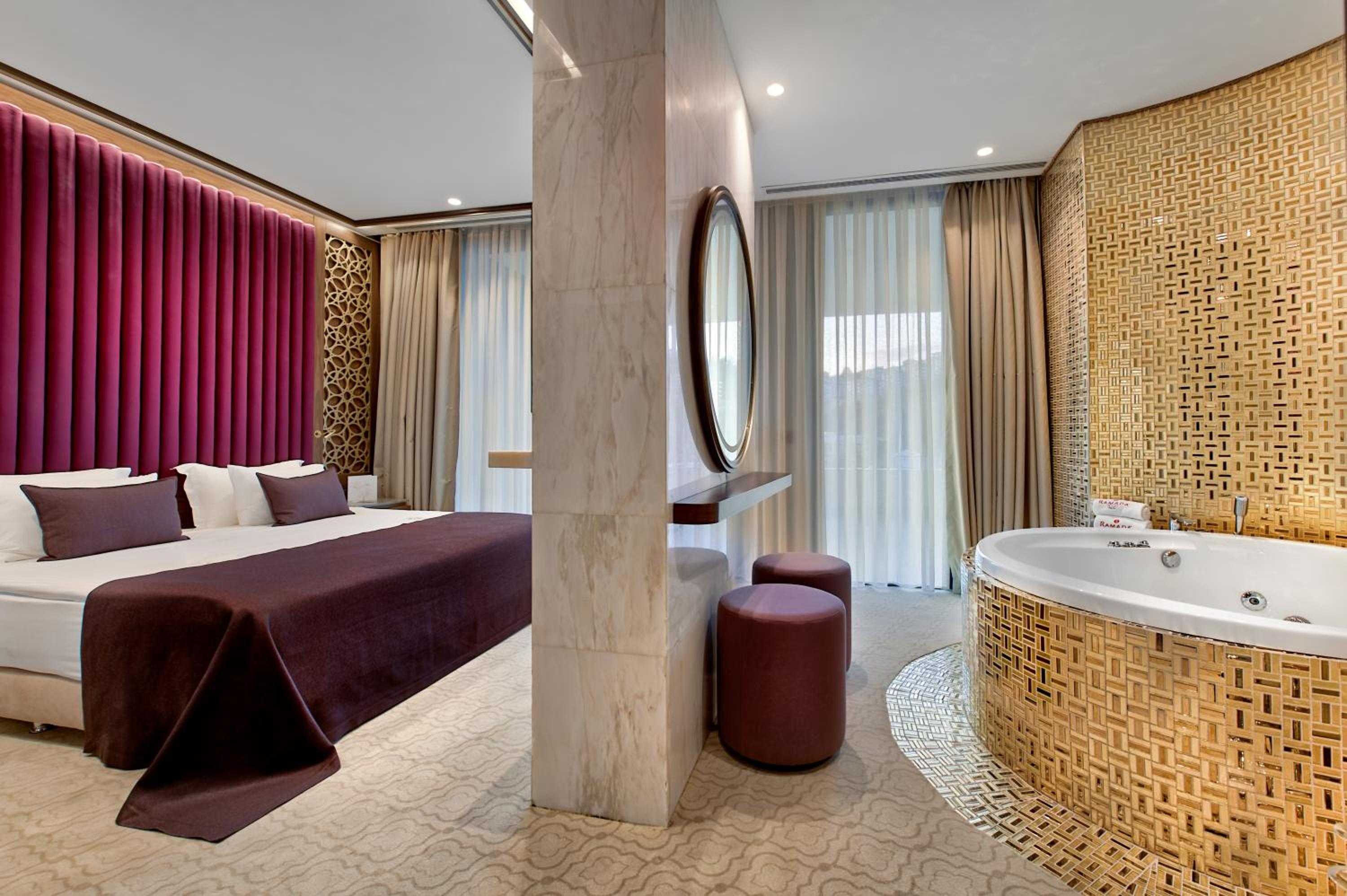 Honeymoon Gold Suite with City View - Photo 3
