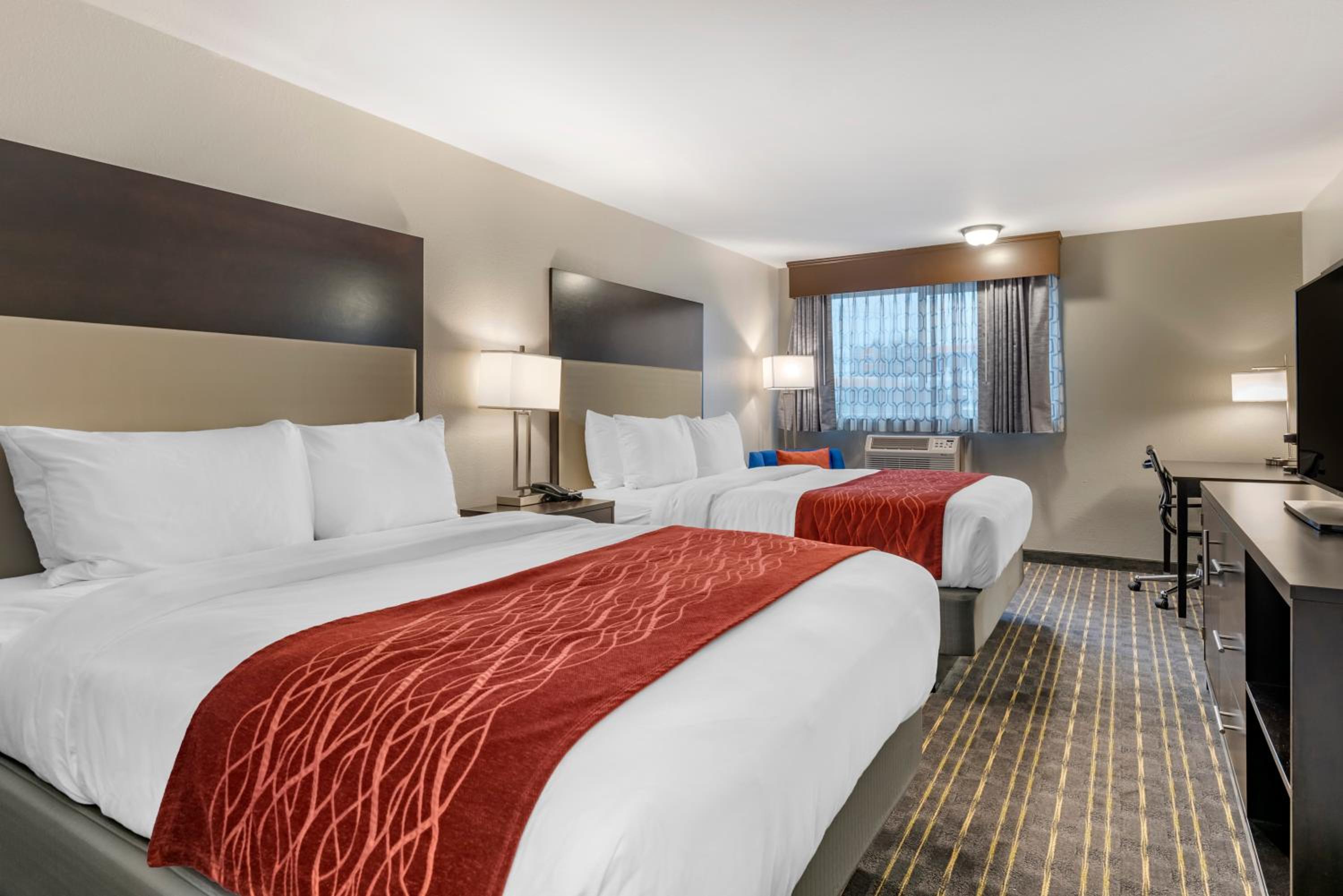 Queen Room with Two Queen Beds - Non-Smoking photo 2