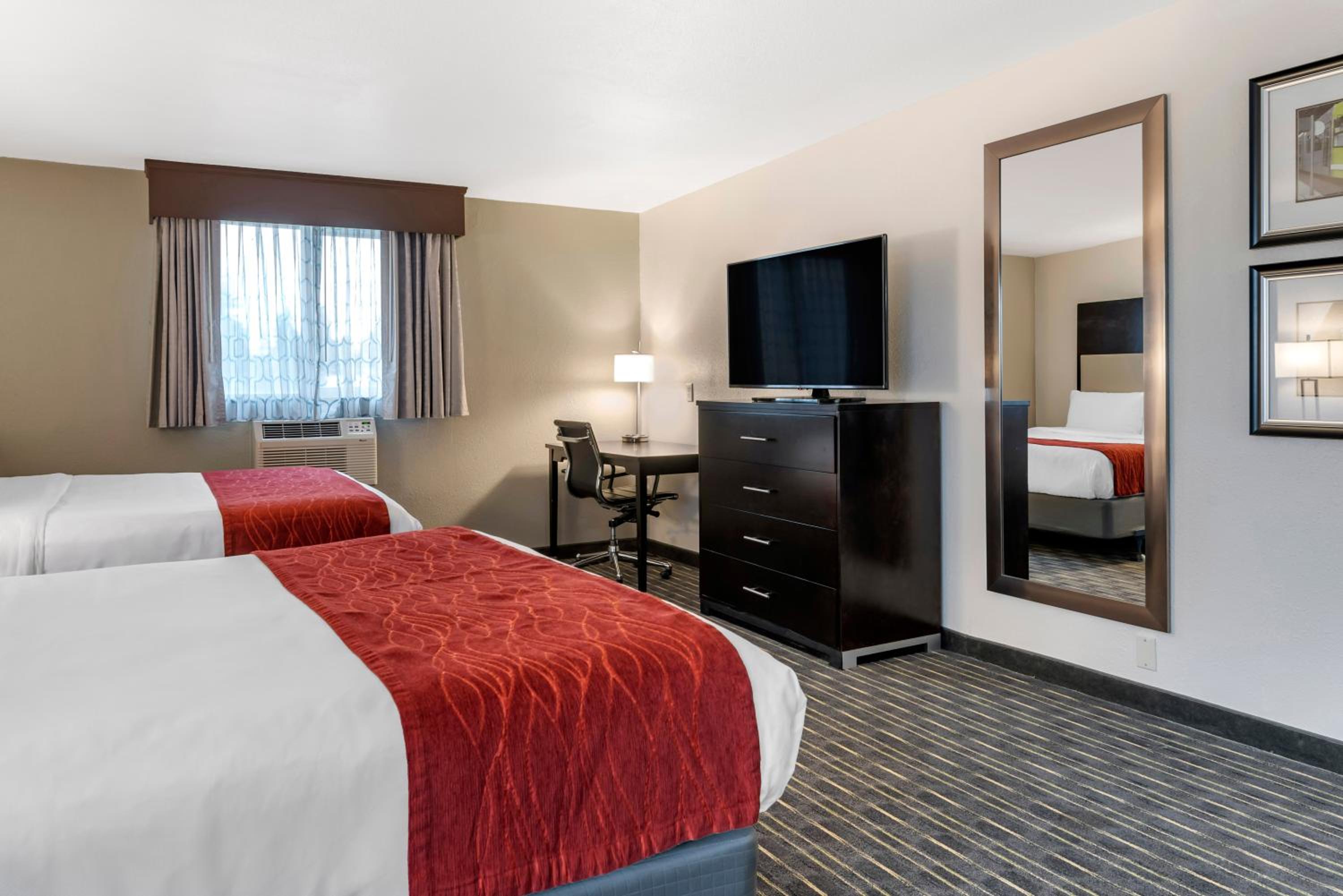 Queen Suite with Two Queen Beds - Non-Smoking photo 1