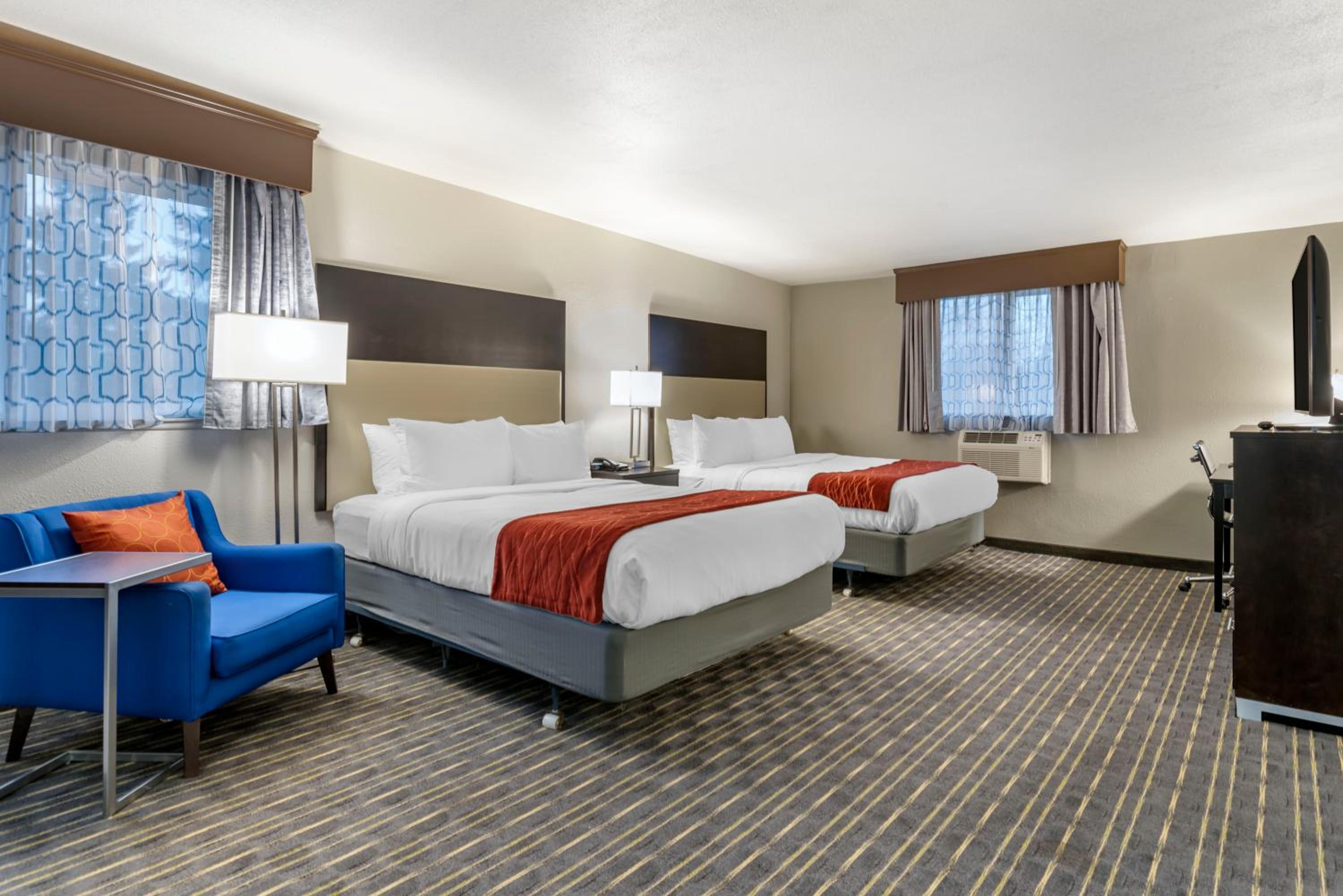 Queen Suite with Two Queen Beds - Non-Smoking photo 3