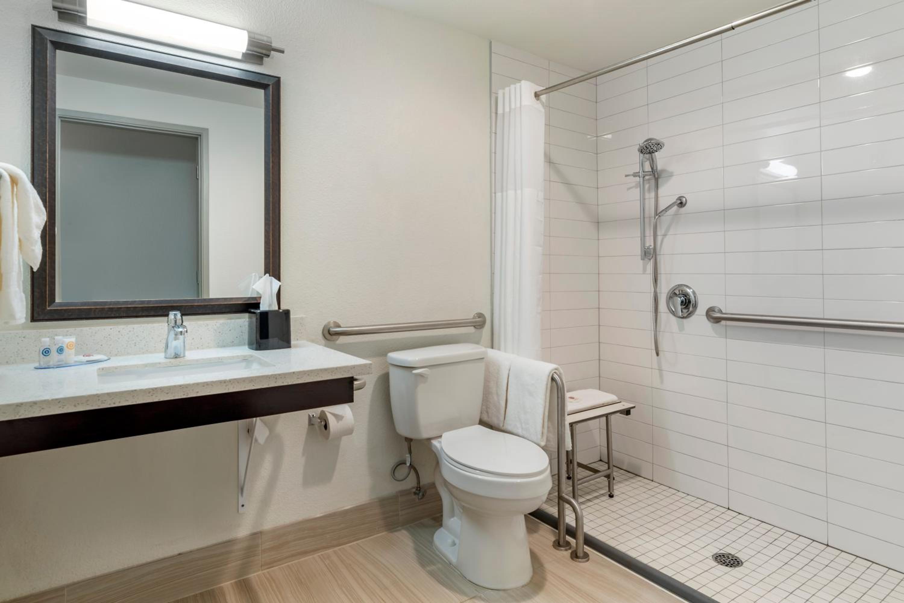 Queen Room with Two Queen Beds - Accessible/Non-Smoking  photo 3