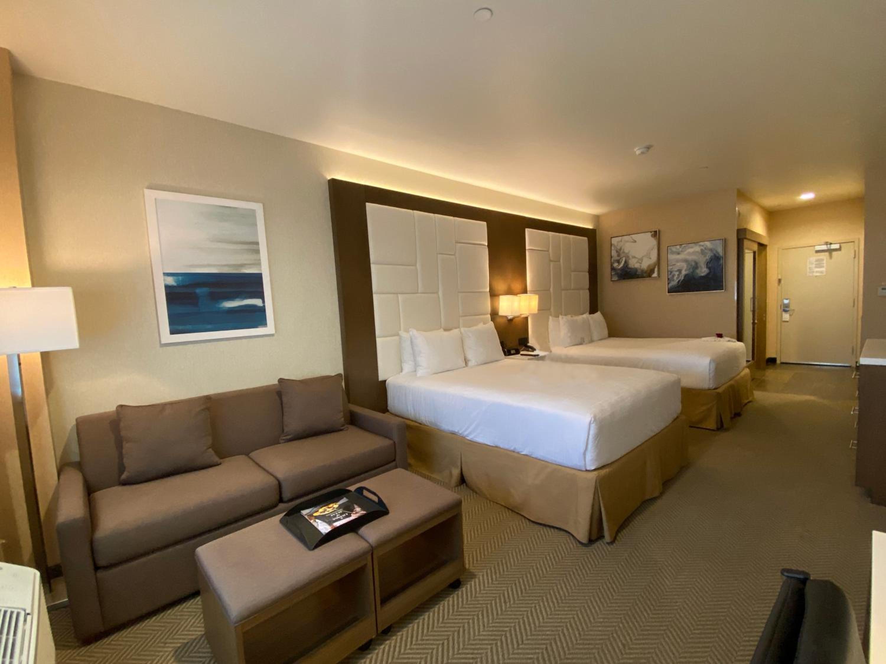 Deluxe Queen Room with Two Queen Beds - Non-Smoking - Photo 4