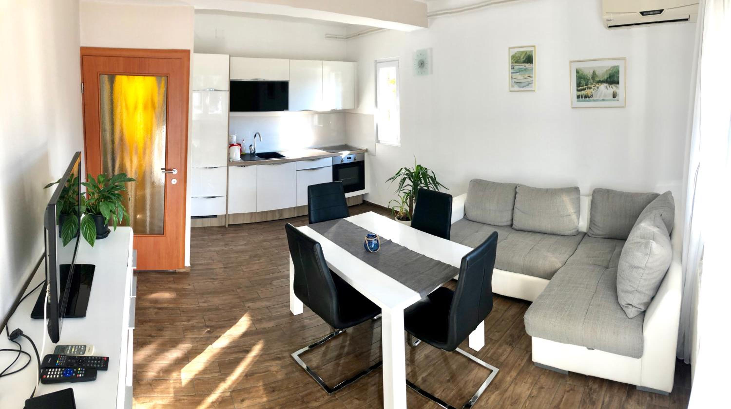 Two-Bedroom Apartment with Balcony and Sea View - Photo 1