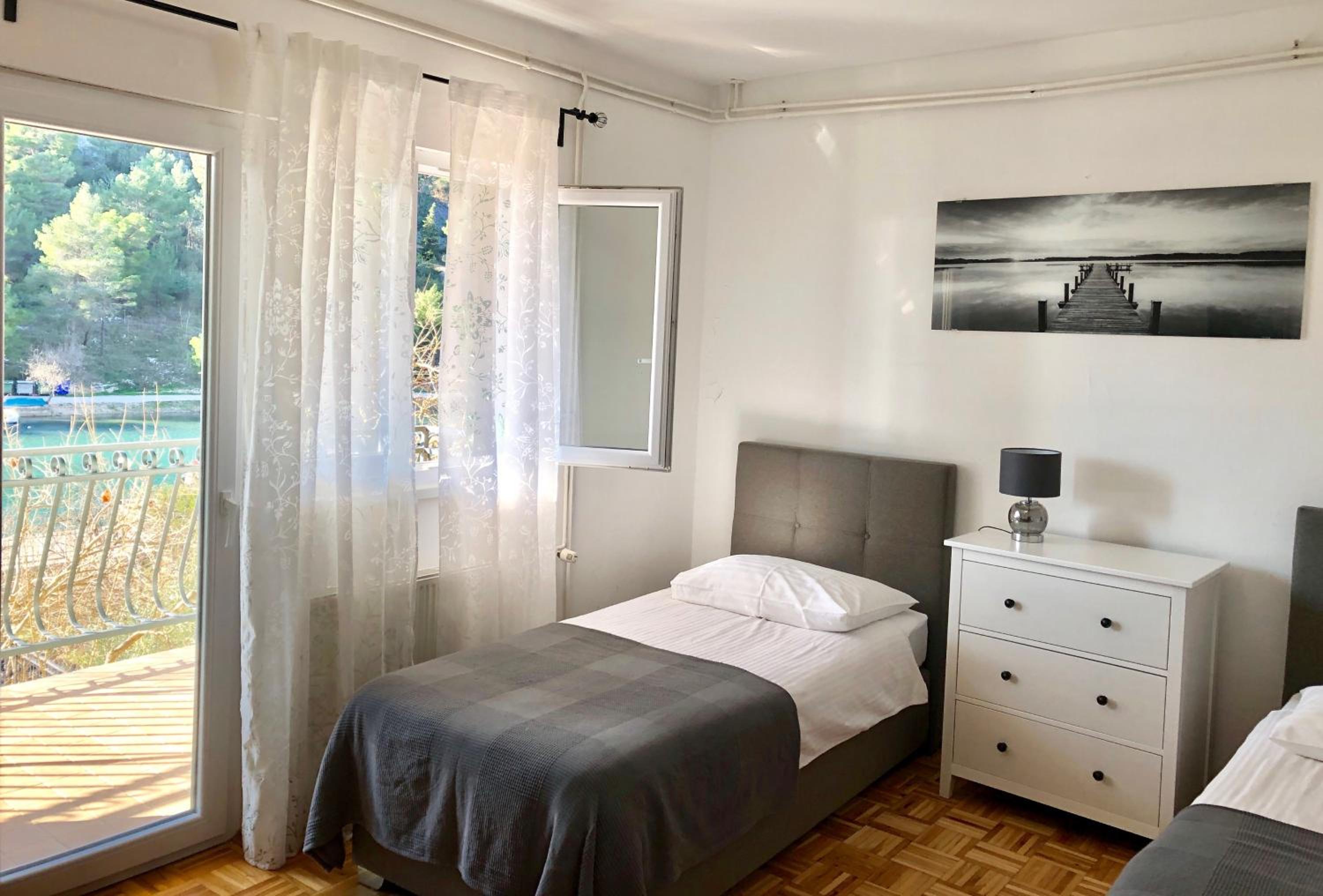 Two-Bedroom Apartment with Balcony and Sea View - Photo 15