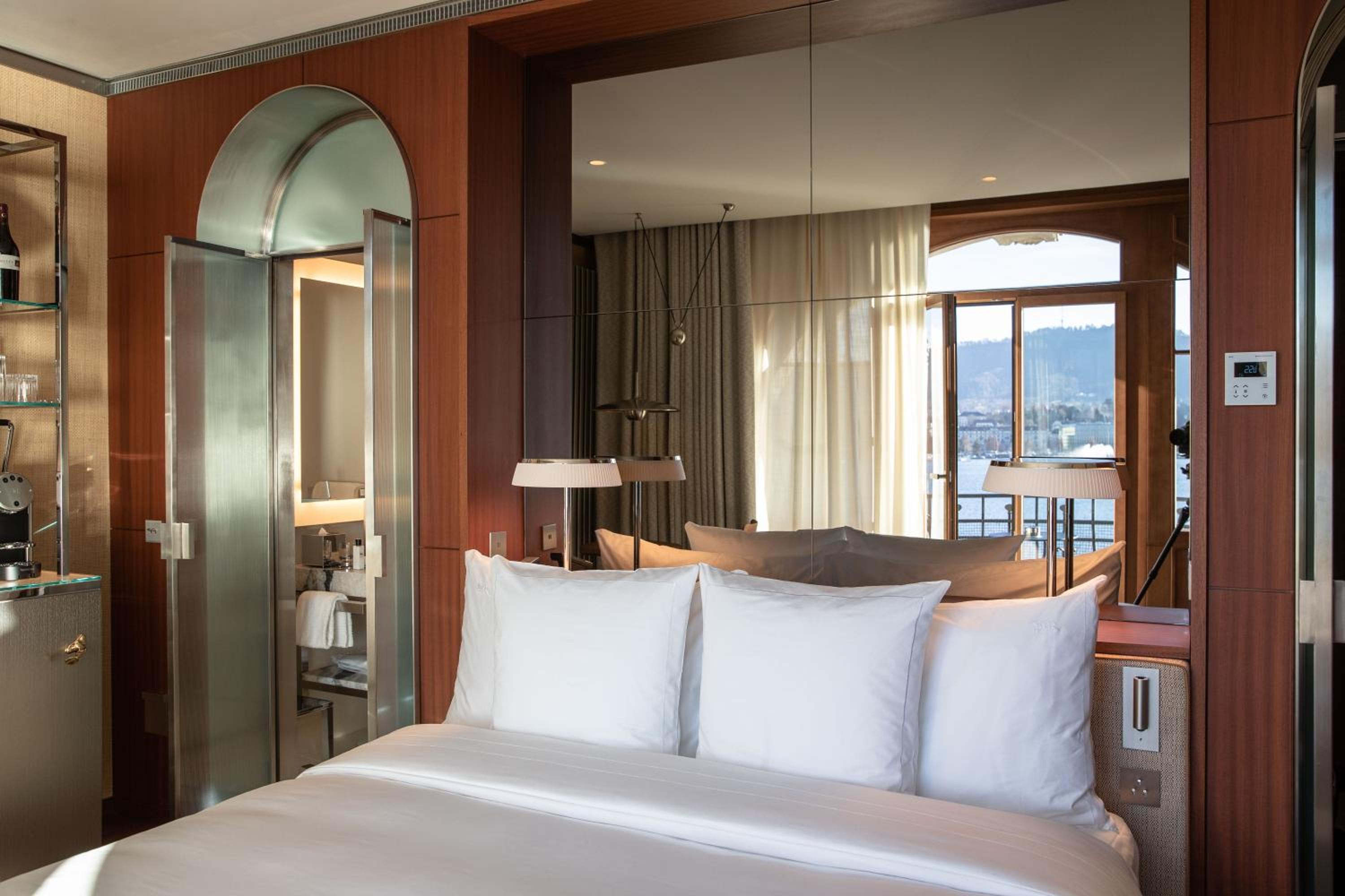 Lakeview Room - Photo 1