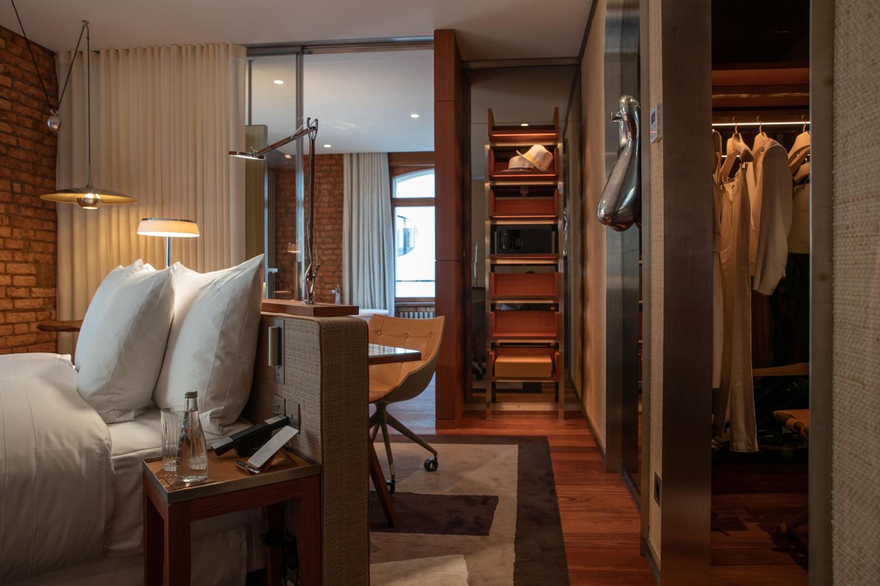 Corner Room - Photo 1