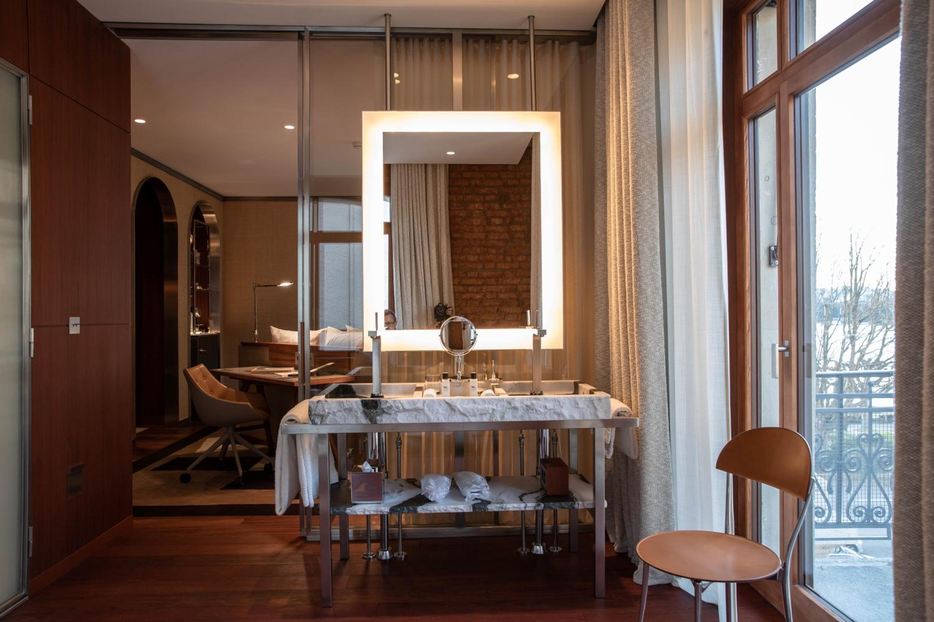 Corner Room - Photo 2