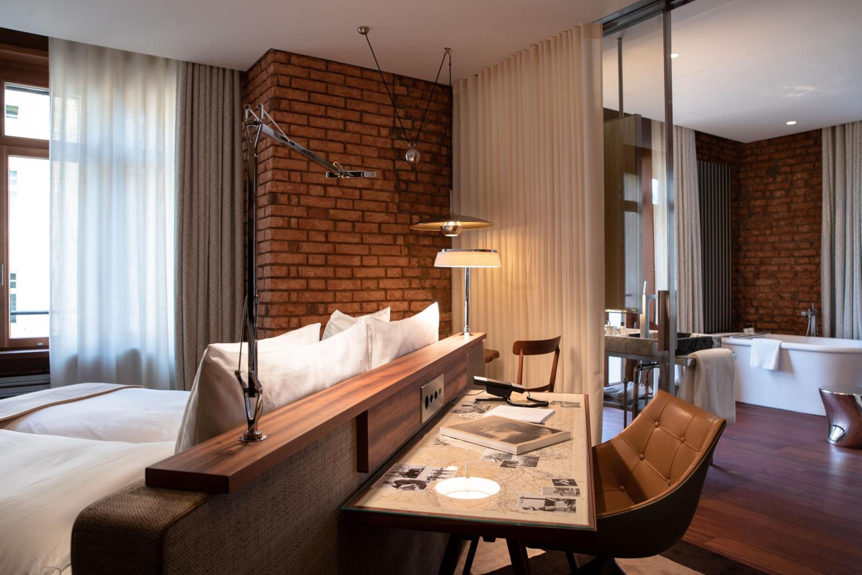 Corner Room - Photo 3