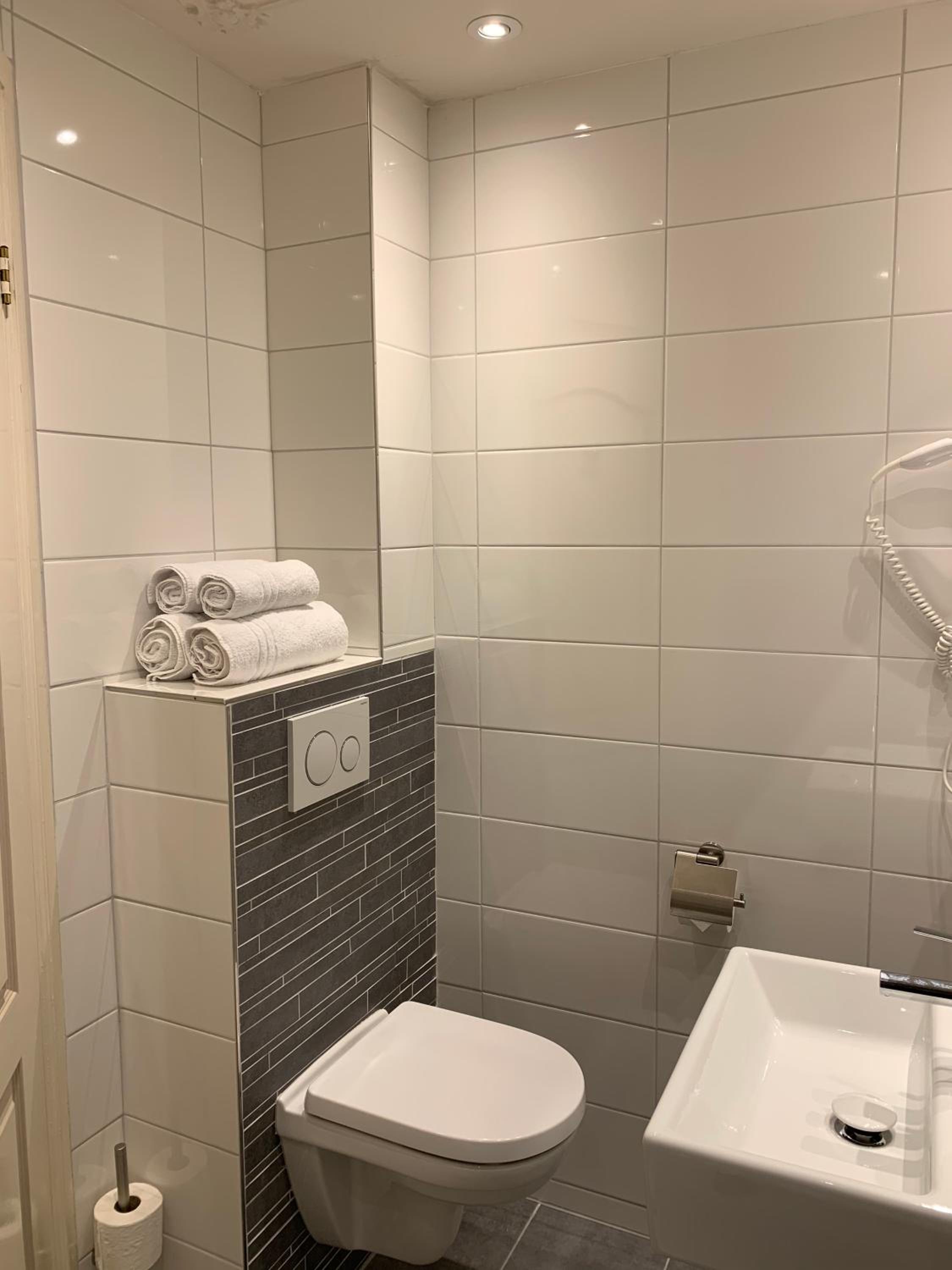 Comfort Double Room with Canal View - Photo 4