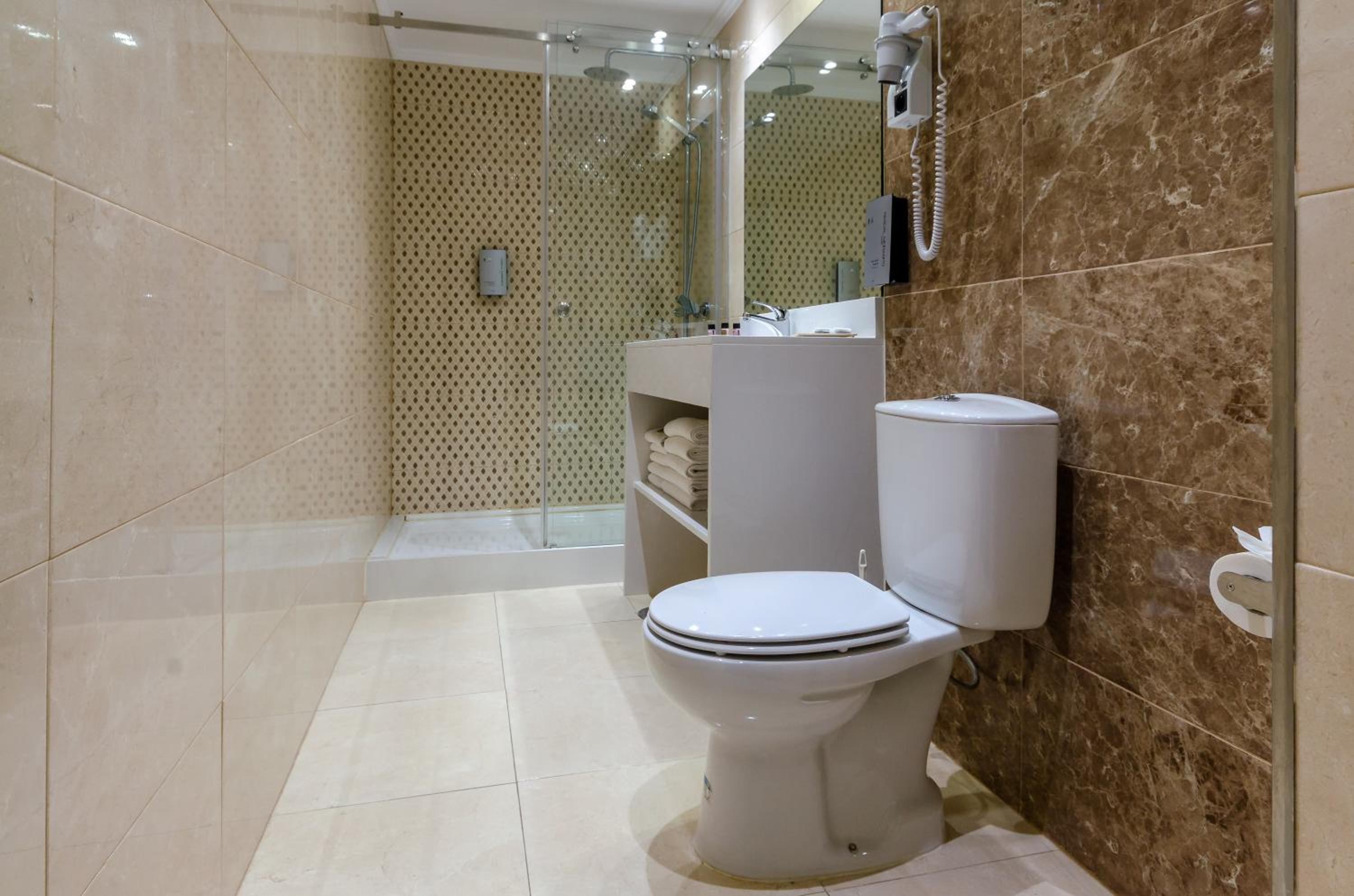 Superior Triple Room with Chiado View thumbnail 5