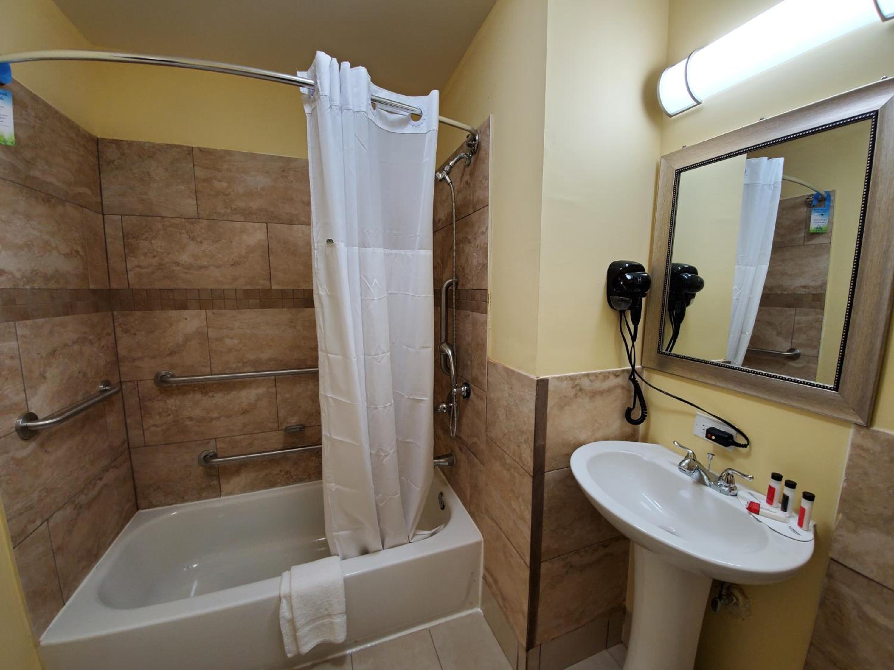 King Room with Roll-in Shower - Mobility Access/Non-Smoking photo 2