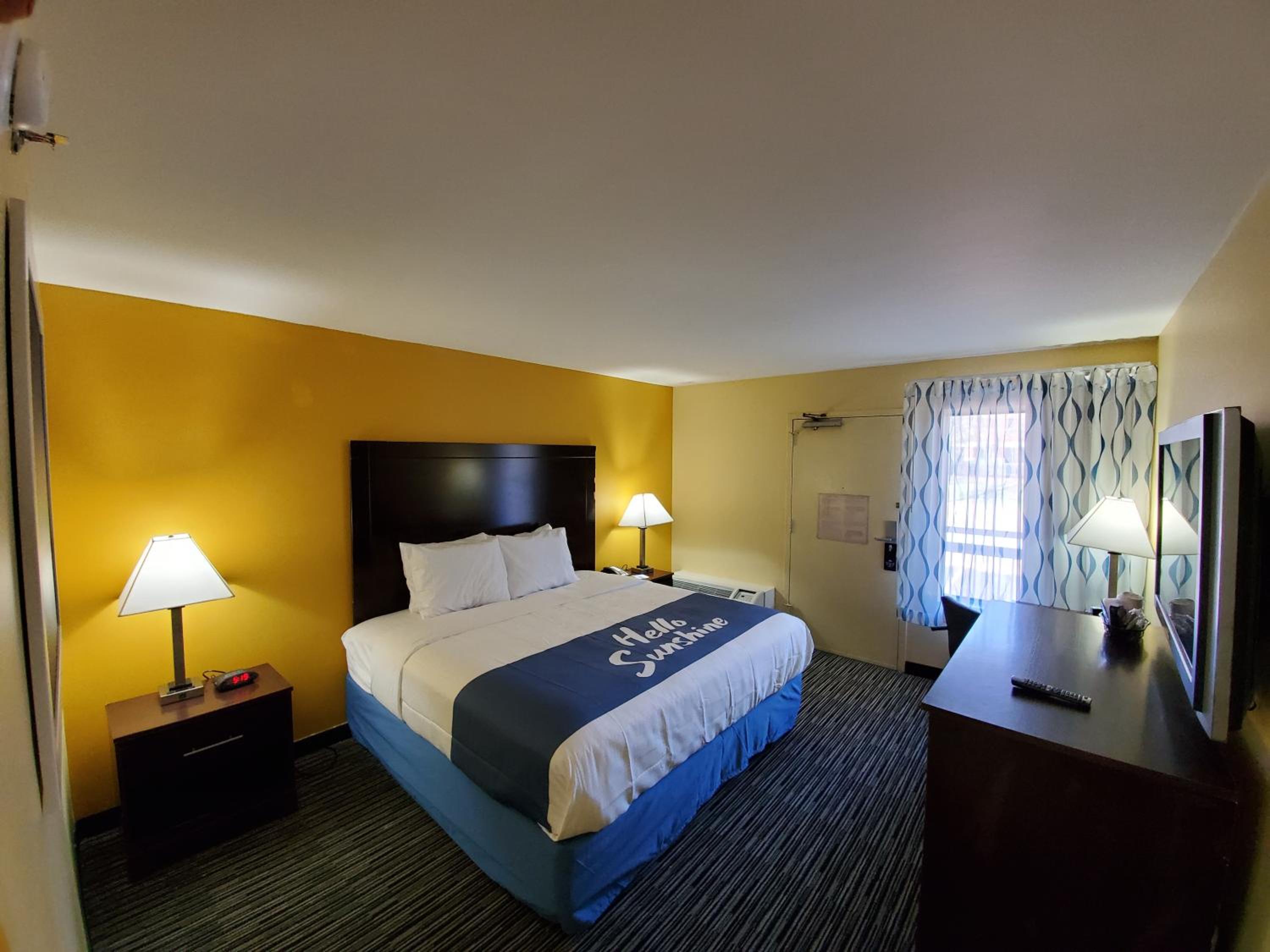 King Room with Roll-in Shower - Mobility Access/Non-Smoking photo 1