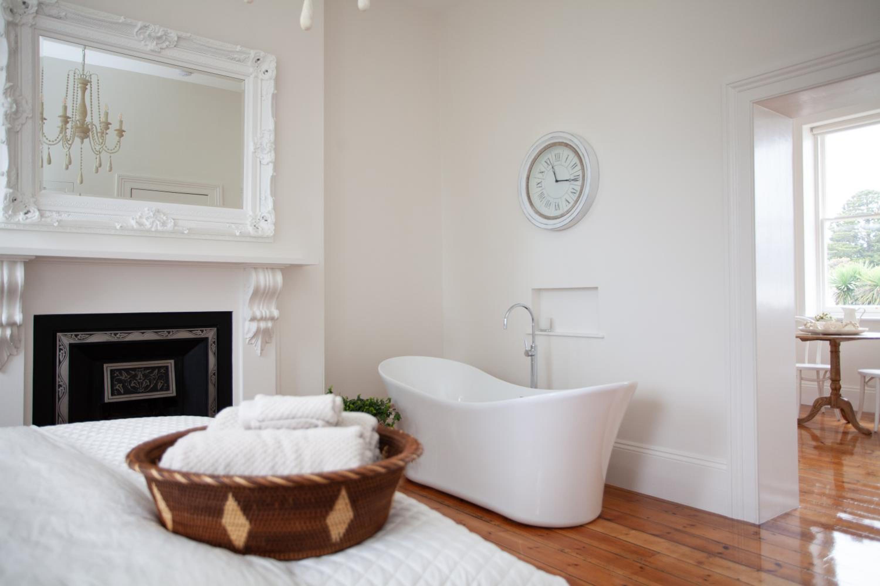 Deluxe Queen Suite - Photo 14