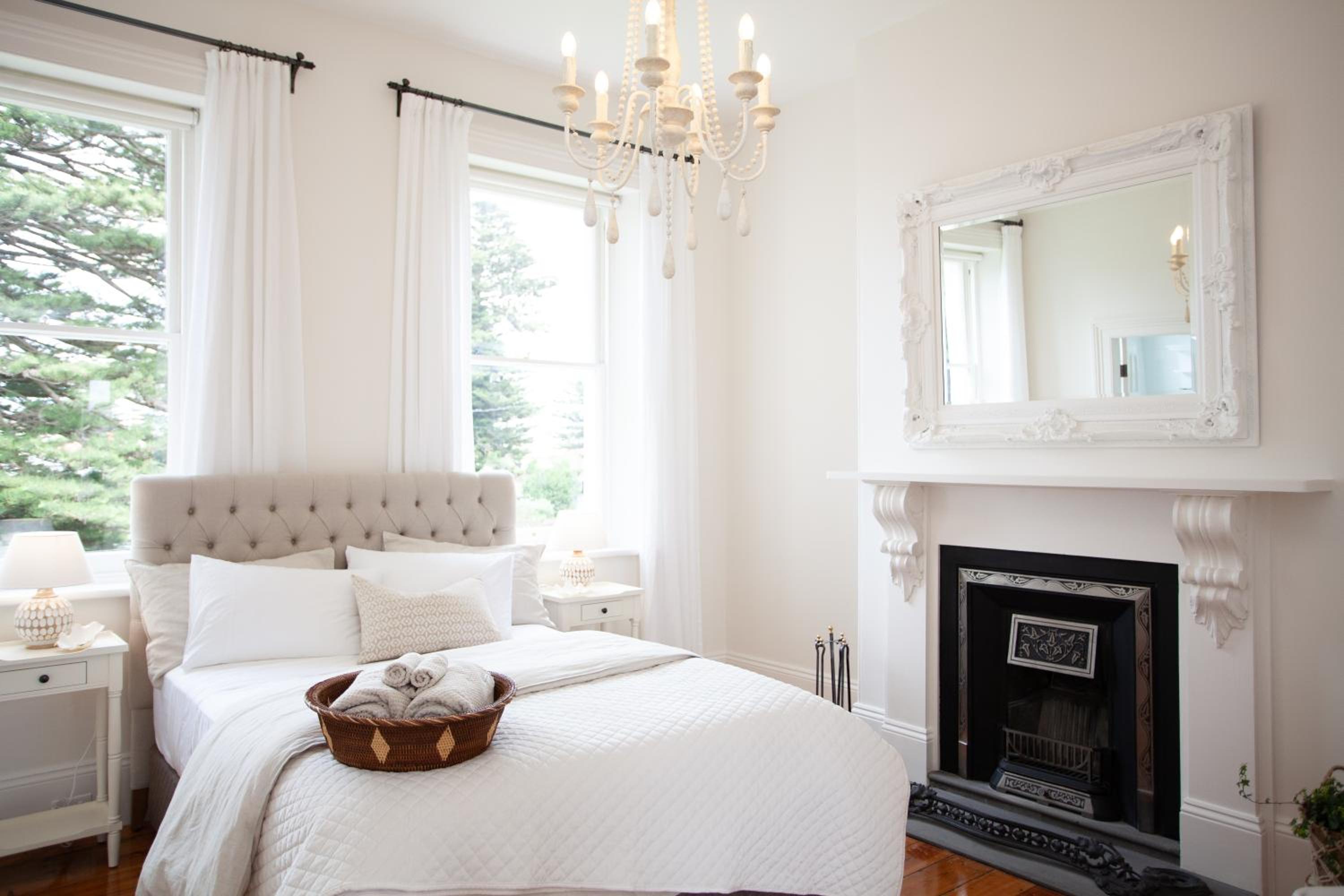 Deluxe Queen Suite - Photo 13