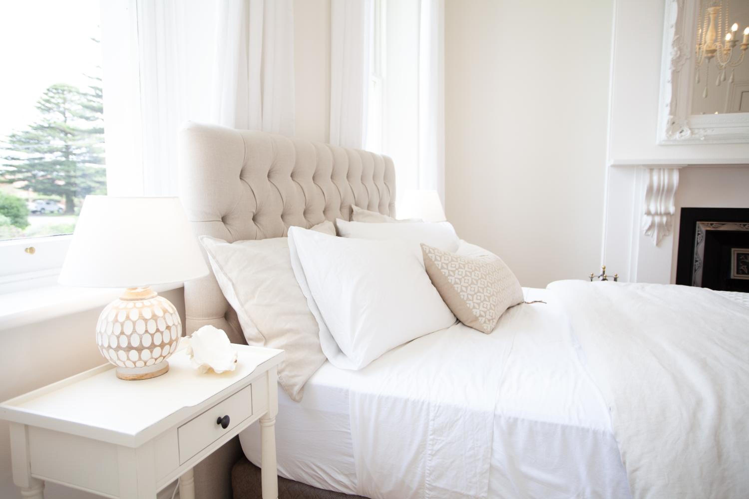 Deluxe Queen Suite - Photo 12