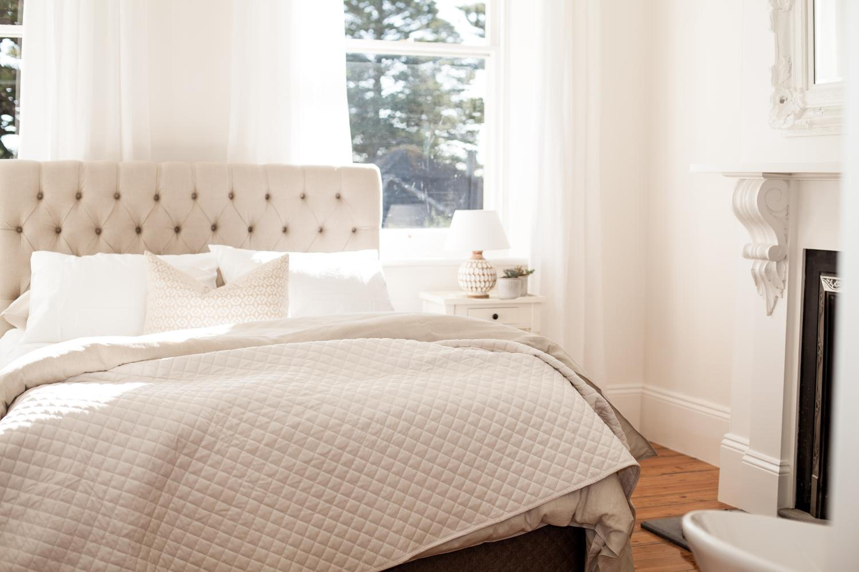 Deluxe Queen Suite - Photo 11