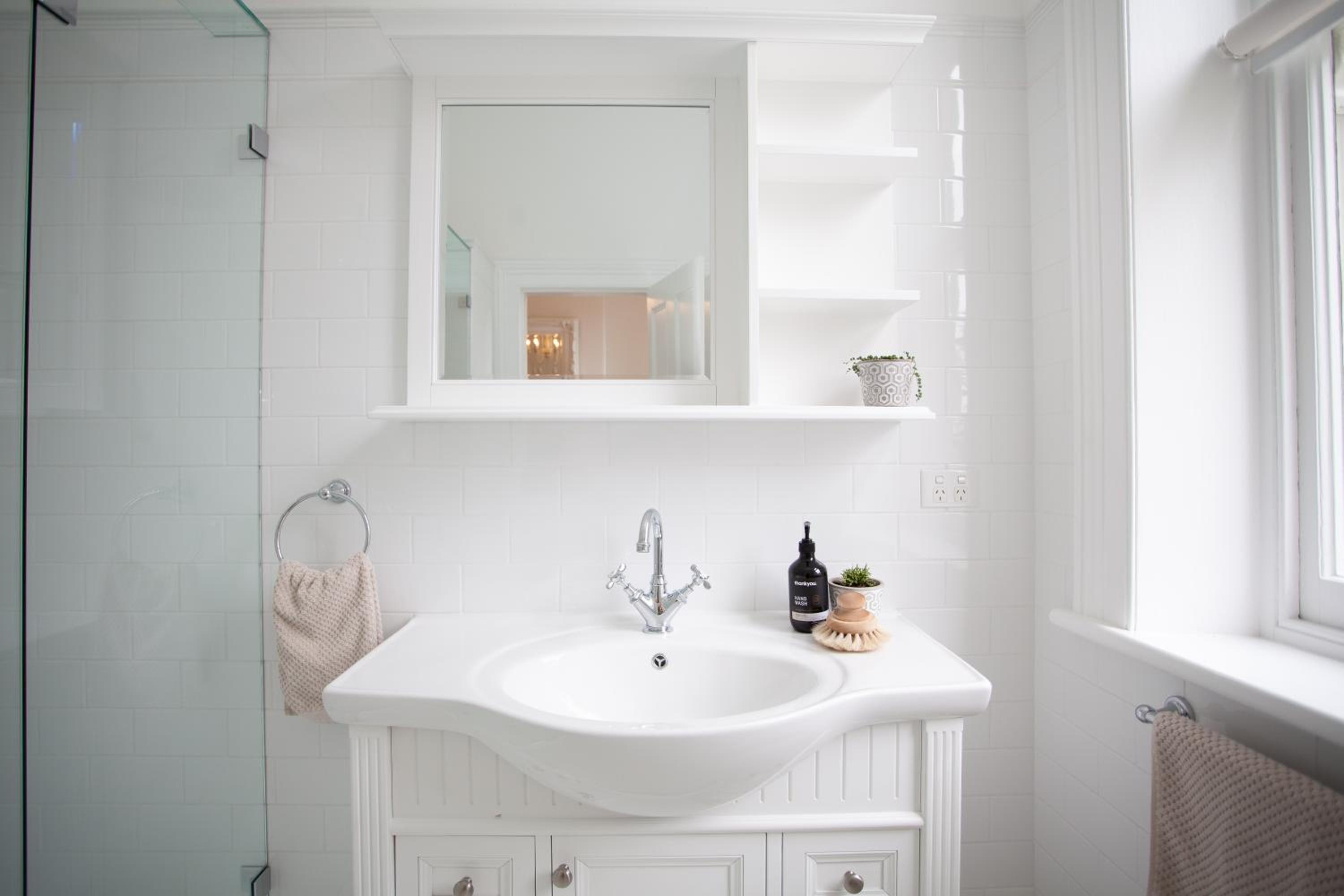 Deluxe Queen Suite - Photo 9