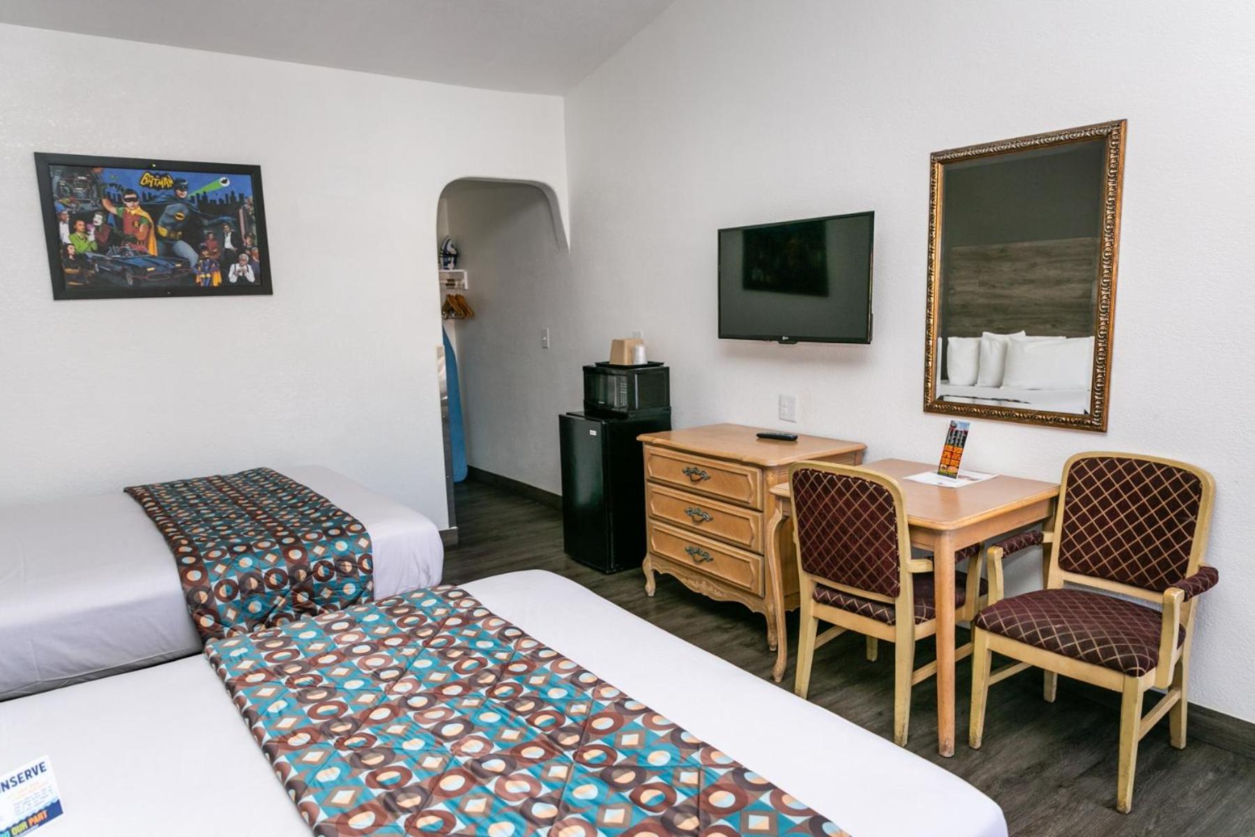 Standard Queen Room with Two Queen Beds - Photo 2