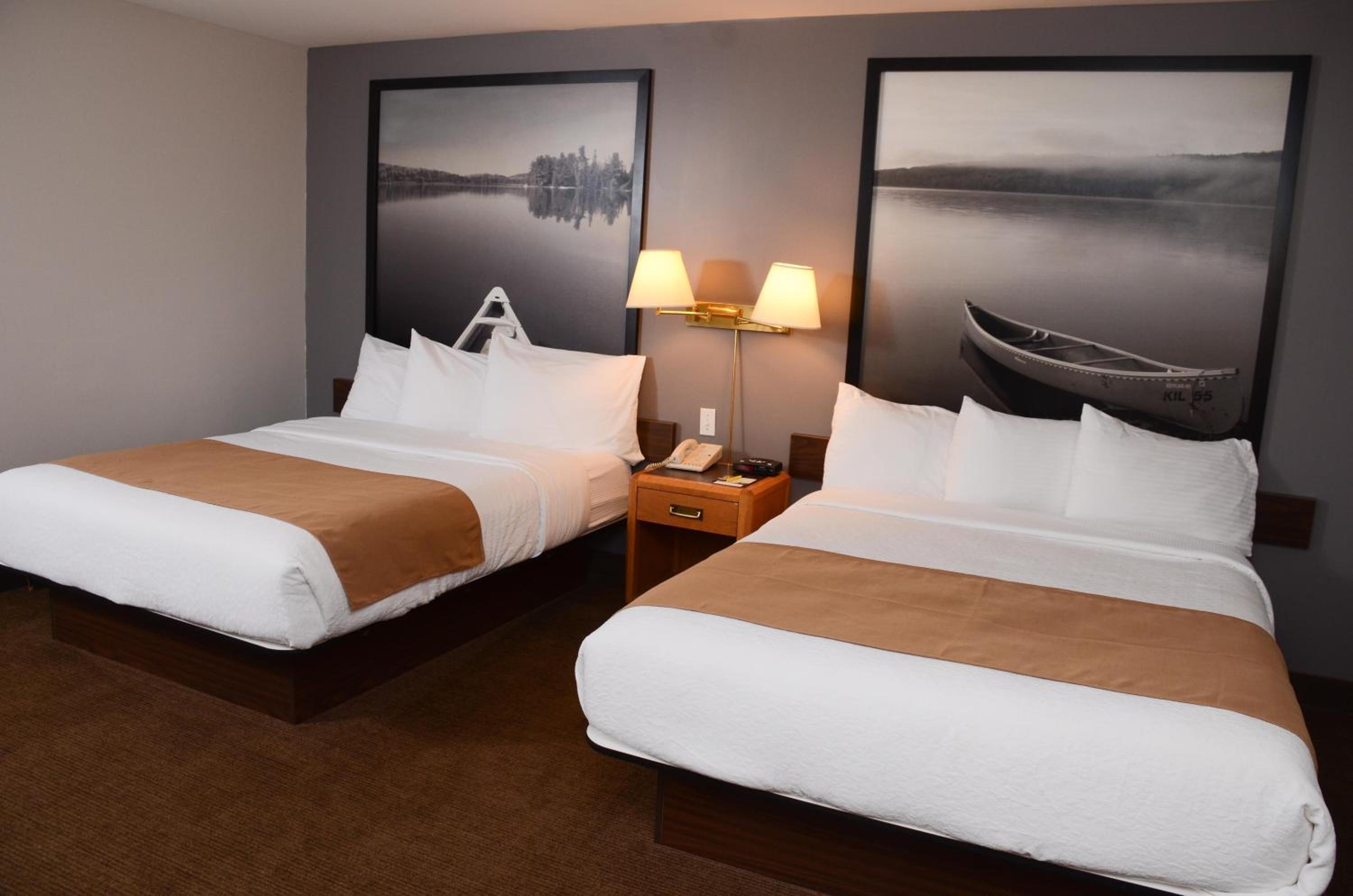 Queen Room with Two Queen Beds - Non-Smoking - Photo 3
