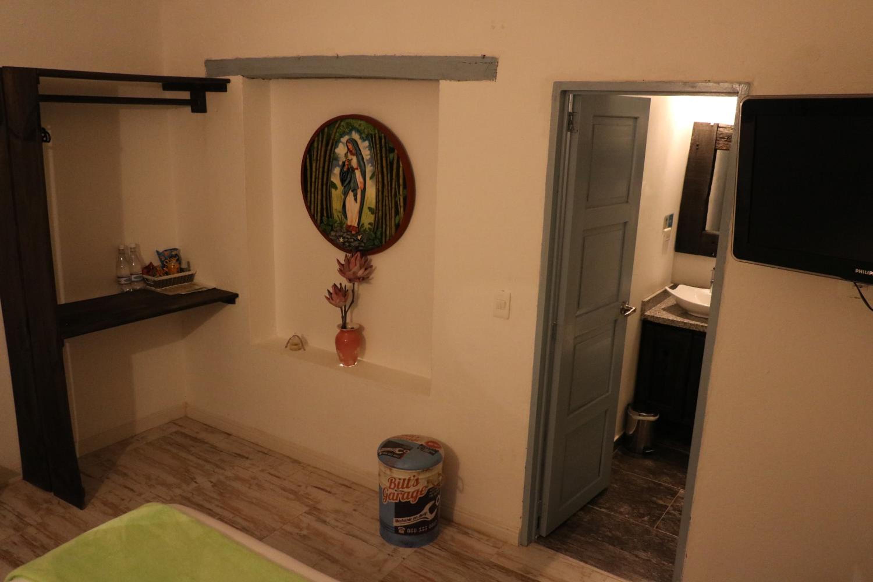 Queen Room photo 2
