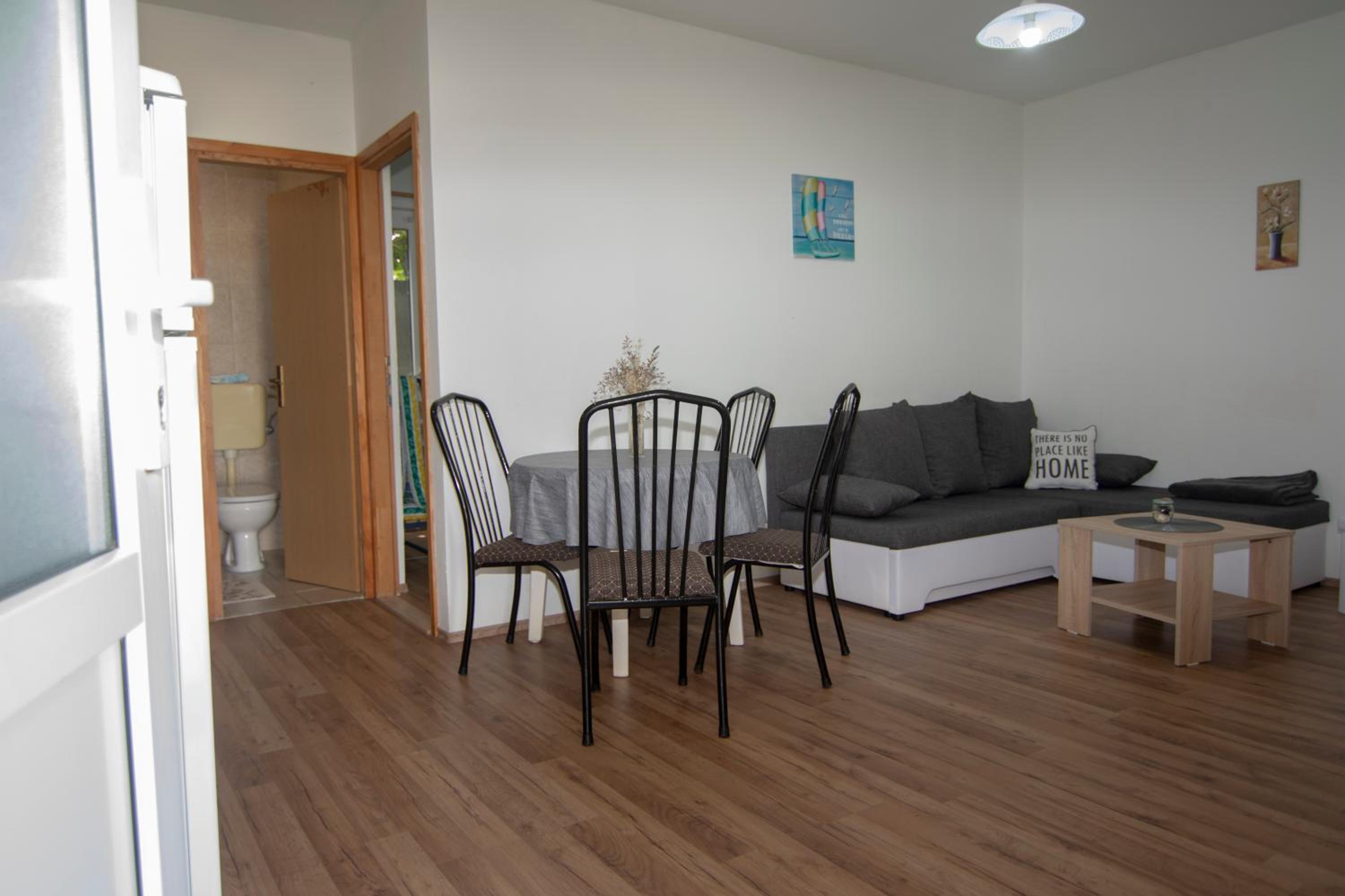 One-Bedroom Apartment - Photo 6