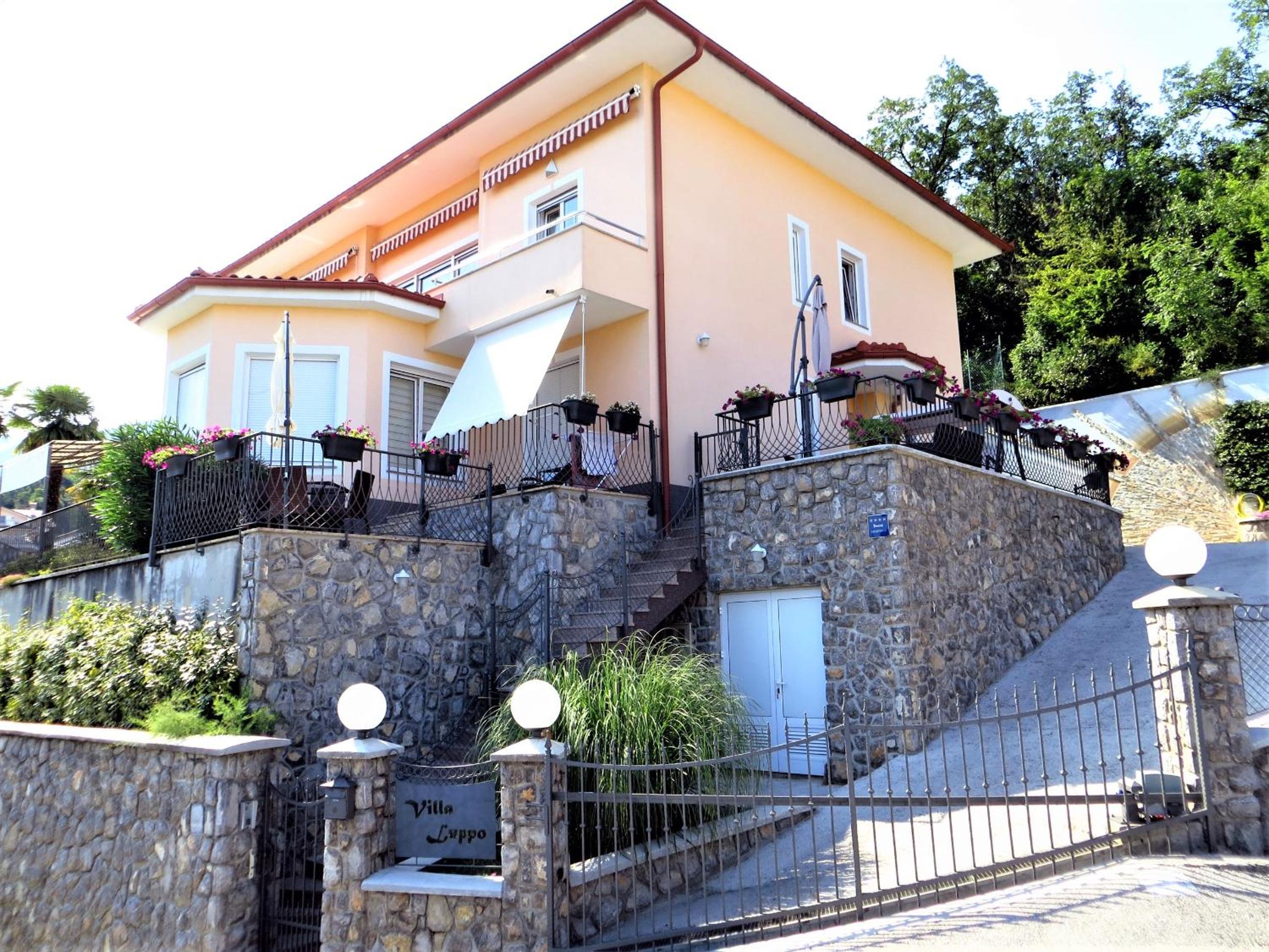 Deluxe Three-Bedroom Apartment with Sea View photo 3