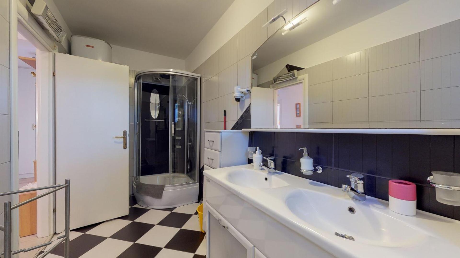 Deluxe Two-Bedroom Apartment With Sea View photo 2