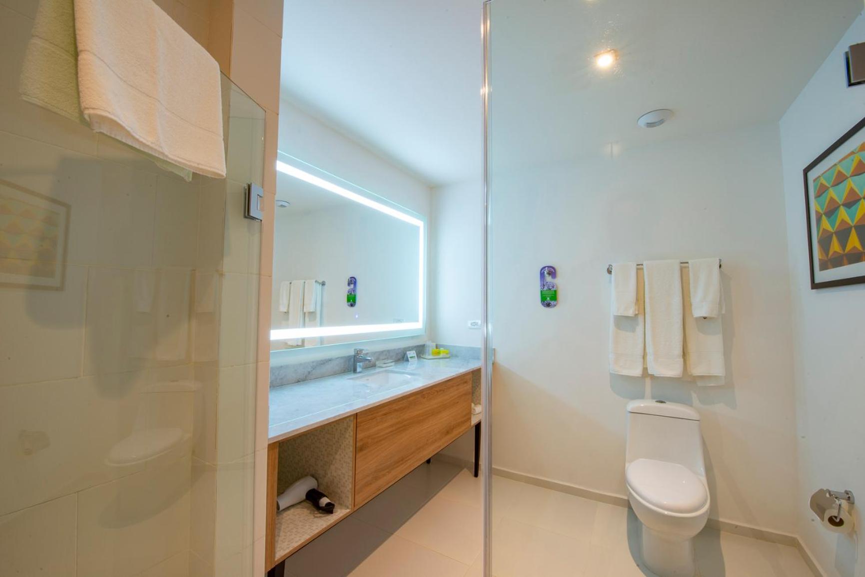 Standard King Room - Accessible - Photo 4