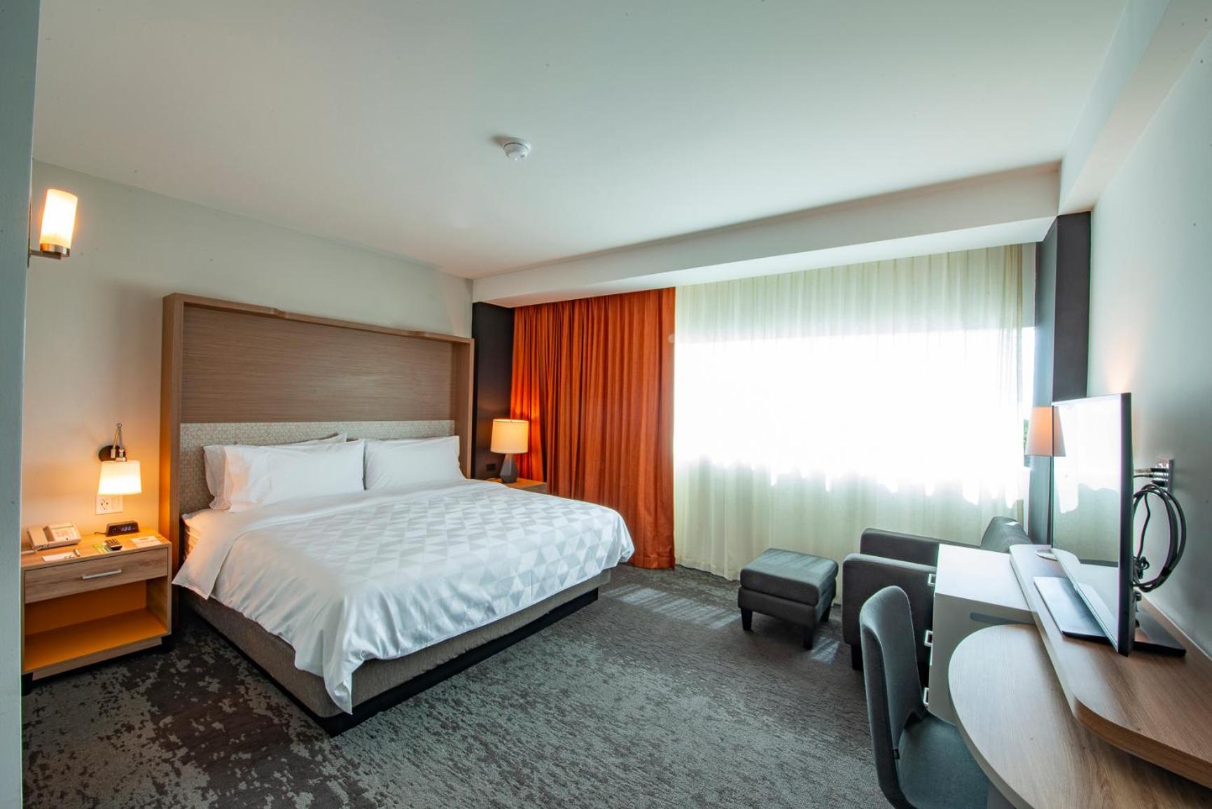 Standard King Room - Accessible - Photo 2
